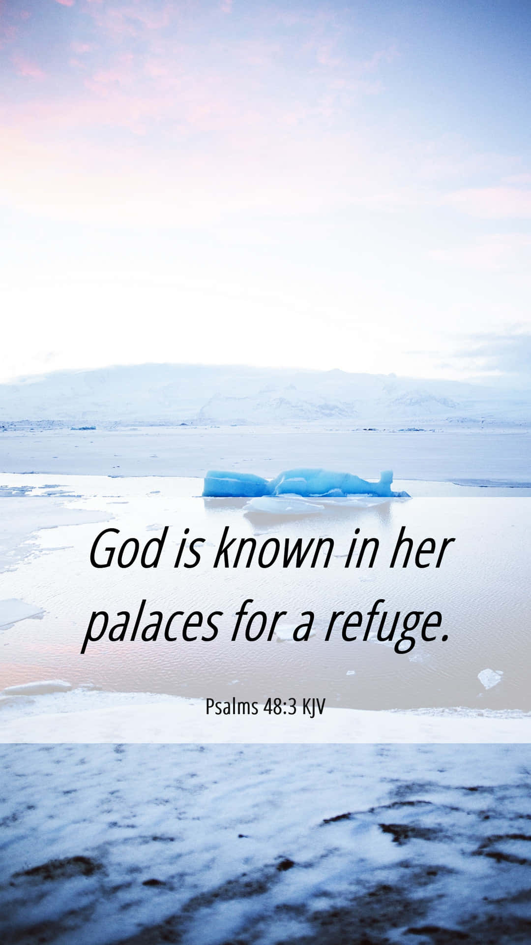 Girly Bible Verse 桌布 壁紙 — 寧靜的冰雪景觀，藍色冰山漂浮在平靜的水面上，天空呈現柔和的粉紅色和藍色。