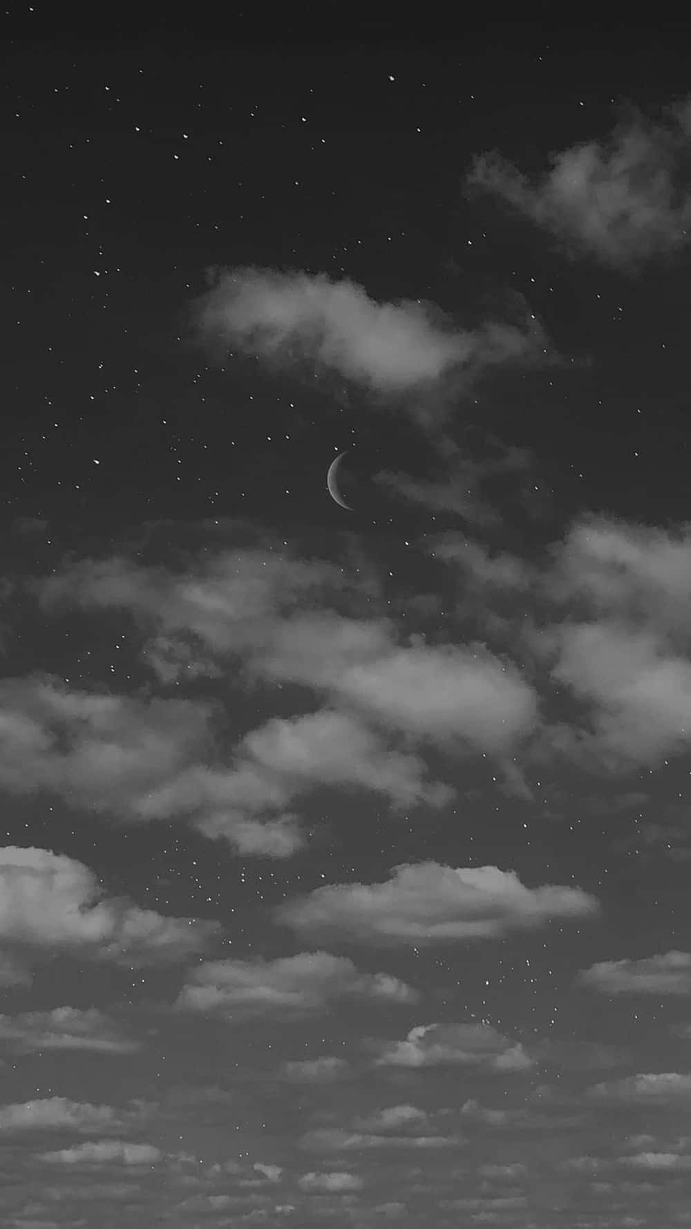 Black And White Cloud 桌布 壁紙 — 寧靜的單色夜空，佈滿散落的雲朵，一彎新月在無數星辰中柔和閃耀。
