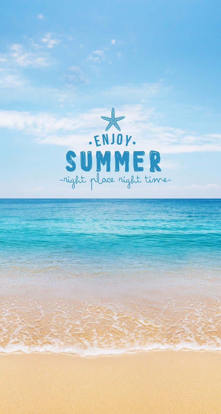 Summer Time iPhone 桌布 壁紙 — 寧靜的夏日海灘場景，碧綠的海浪拍打著金色的沙灘，明亮的藍天白雲，並帶有「Enjoy Summer」文字疊加。