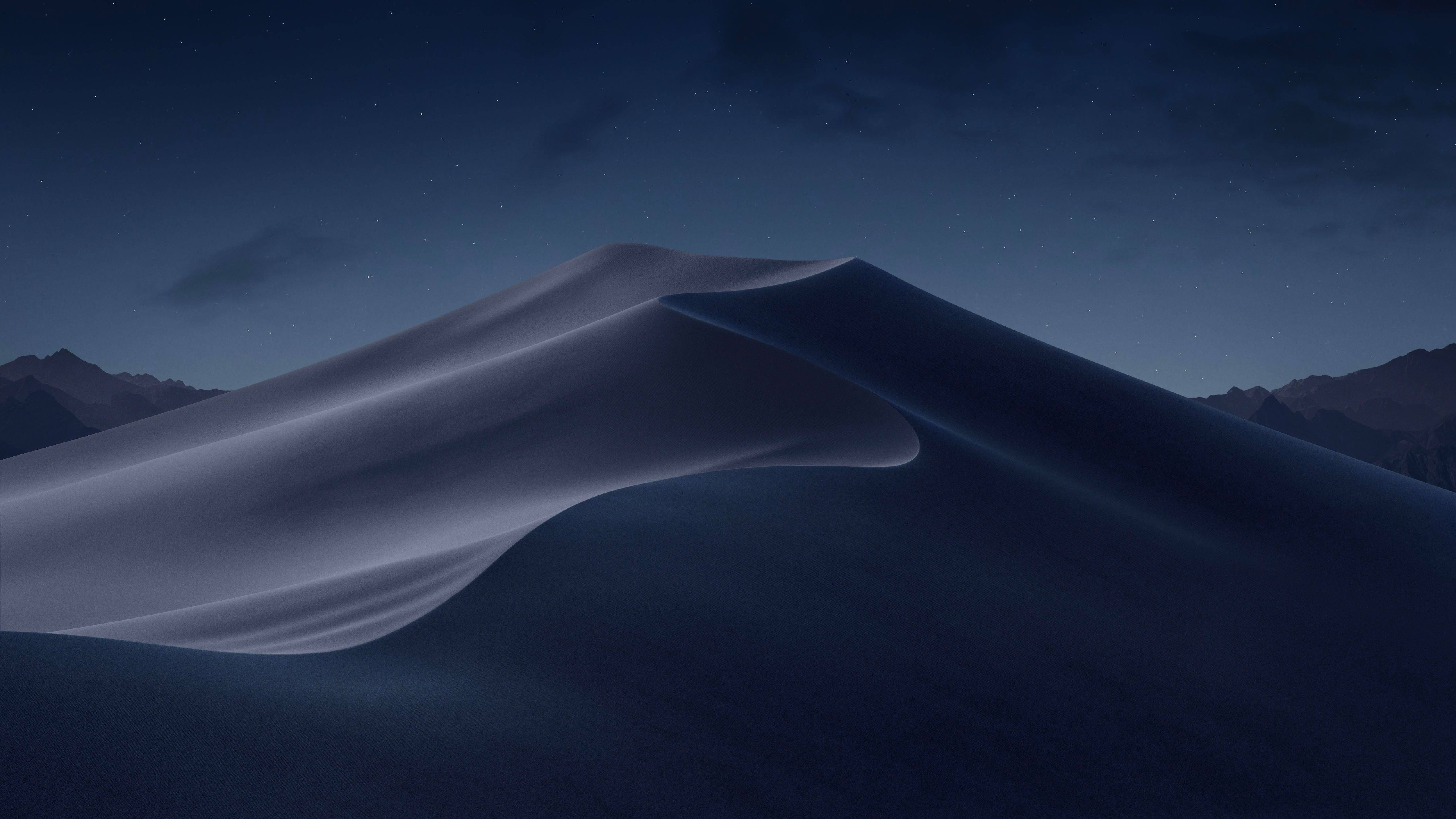 macOS 桌布 壁紙 — 寧靜的夜晚場景，在星空下展現平滑起伏的沙丘，遠方山巒作為背景。