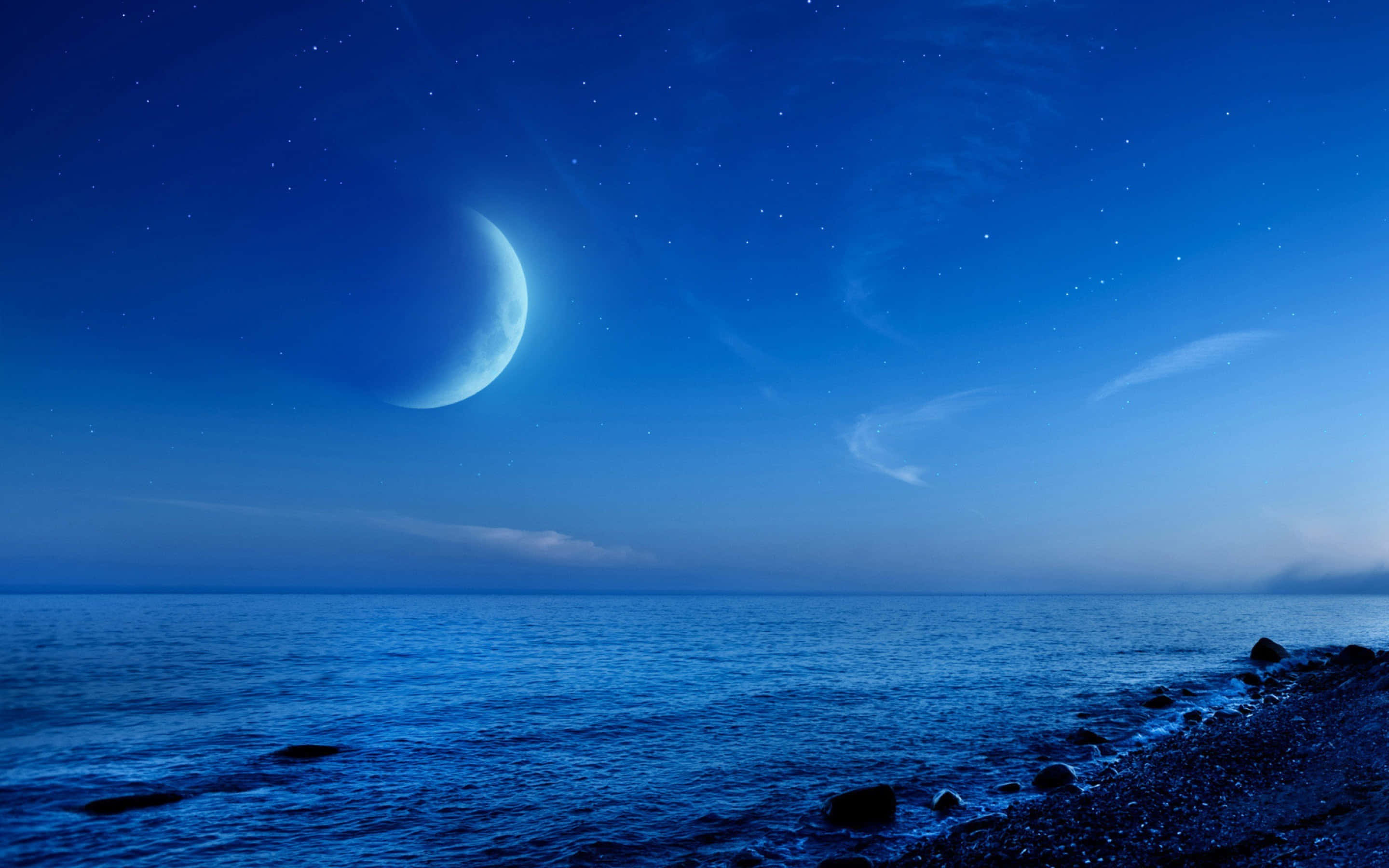 海灘 桌布 壁紙 — 寧靜的夜晚場景，新月和星星在平靜的藍色海洋與岩石海岸交匯處上方。