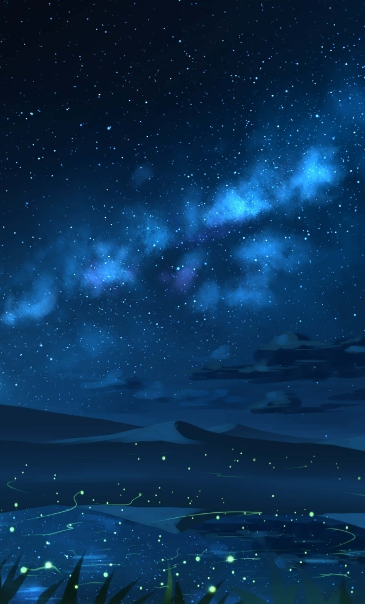 Night Time 桌布 壁紙 — 寧靜的夜晚場景，星空和發光的螢火蟲在平靜的湖面上，周圍是遠山。