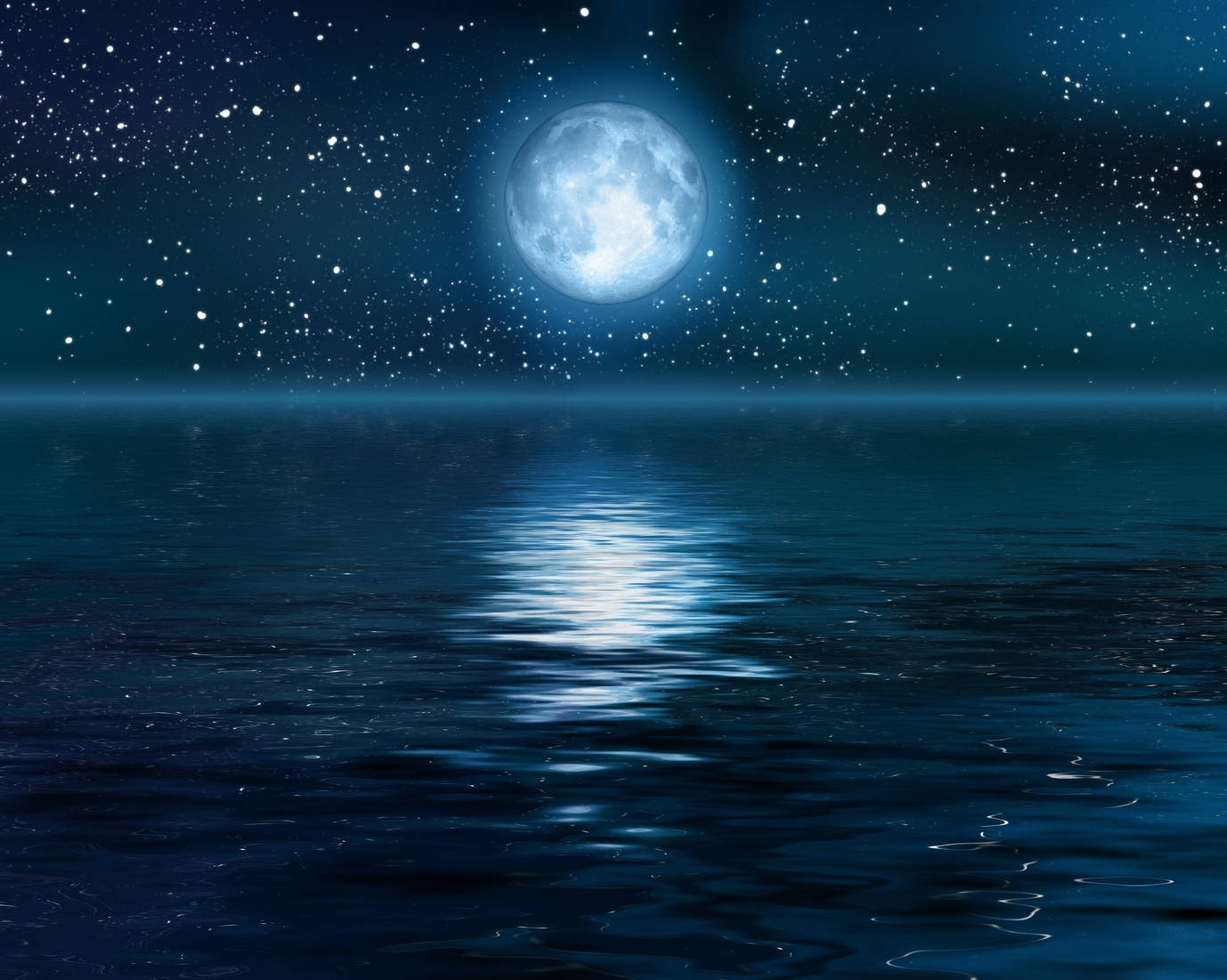 銀河月亮 桌布 壁紙 — 寧靜的夜晚場景，滿月在星空下平靜的海面上投下閃爍的倒影。