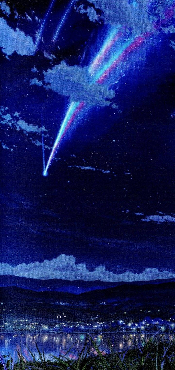 動漫風格 桌布 壁紙 — 寧靜的夜晚場景，發光的流星劃過星空，平靜的湖面倒映著遠處村莊的燈光。