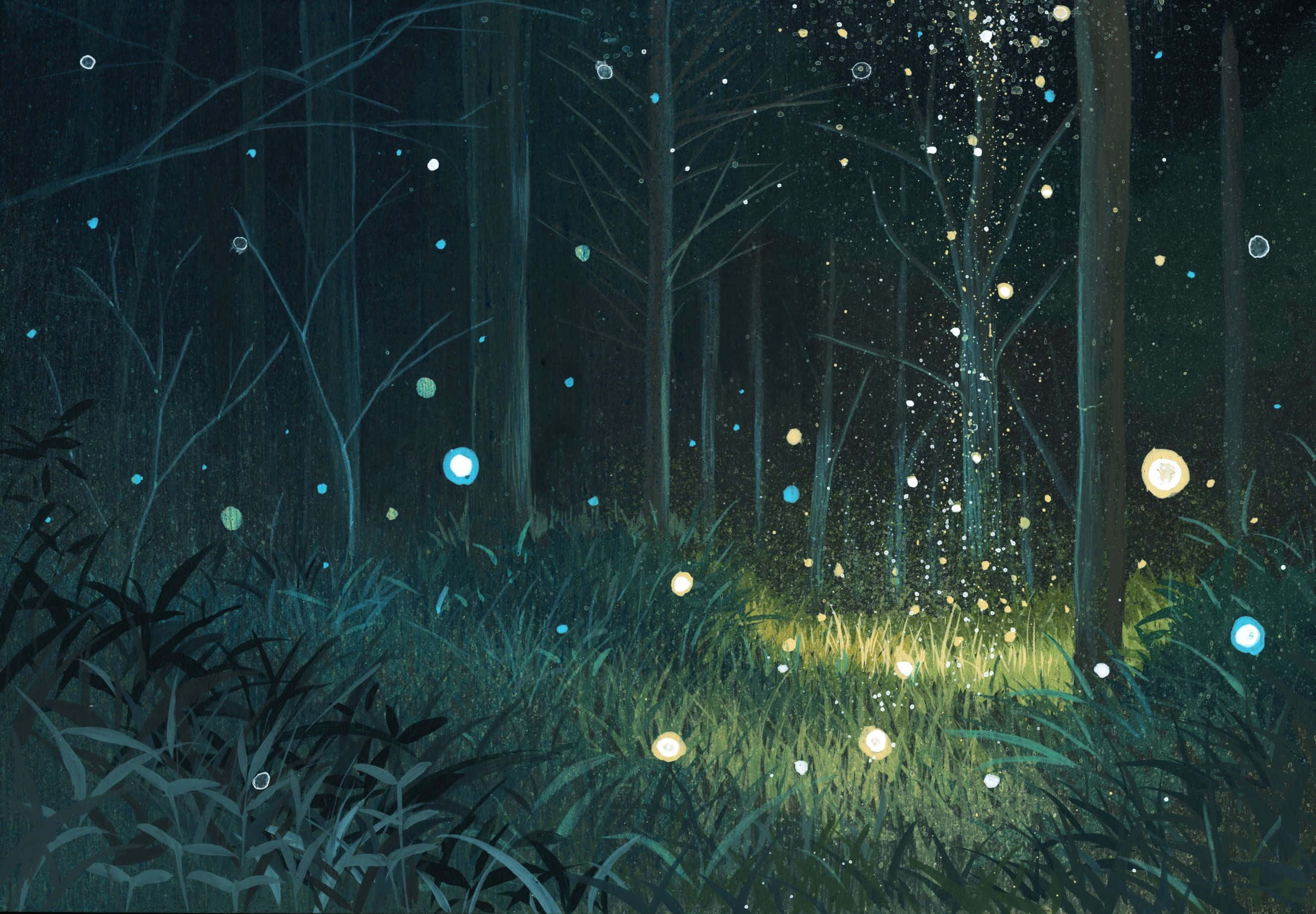 Anime Forest 桌布 壁紙 — 寧靜的夜晚森林，由在高大的樹木和草叢中舞動的發光螢火蟲照亮。