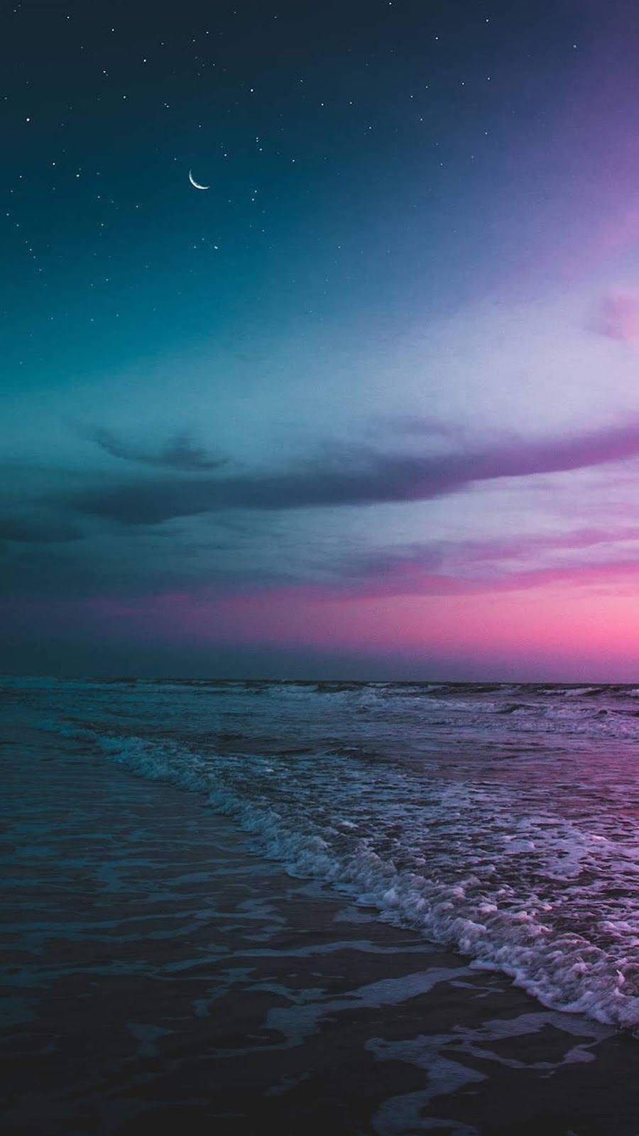 手機 桌布 壁紙 — 寧靜的夜晚海灘場景，海浪在星空和彎月下拍打海岸。
