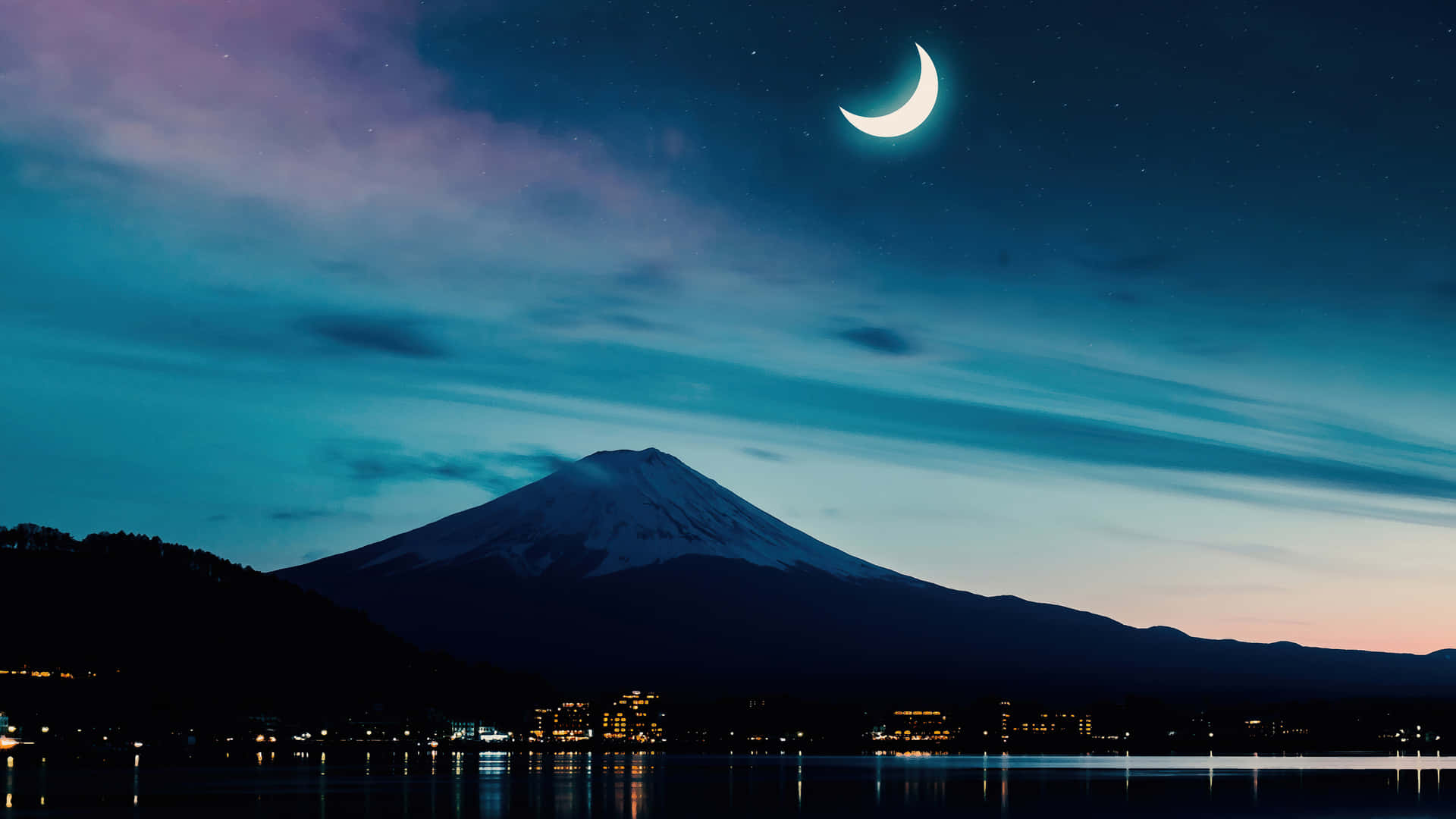 富士山 桌布 壁紙 — 寧靜的夜景，富士山白雪覆蓋，新月和星空下，小鎮燈光在平靜的水面上閃爍倒映。