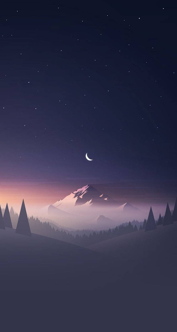 Crescent 桌布 壁紙 — 寧靜的夜景，新月和星星在積雪的山脈和松樹林上方。