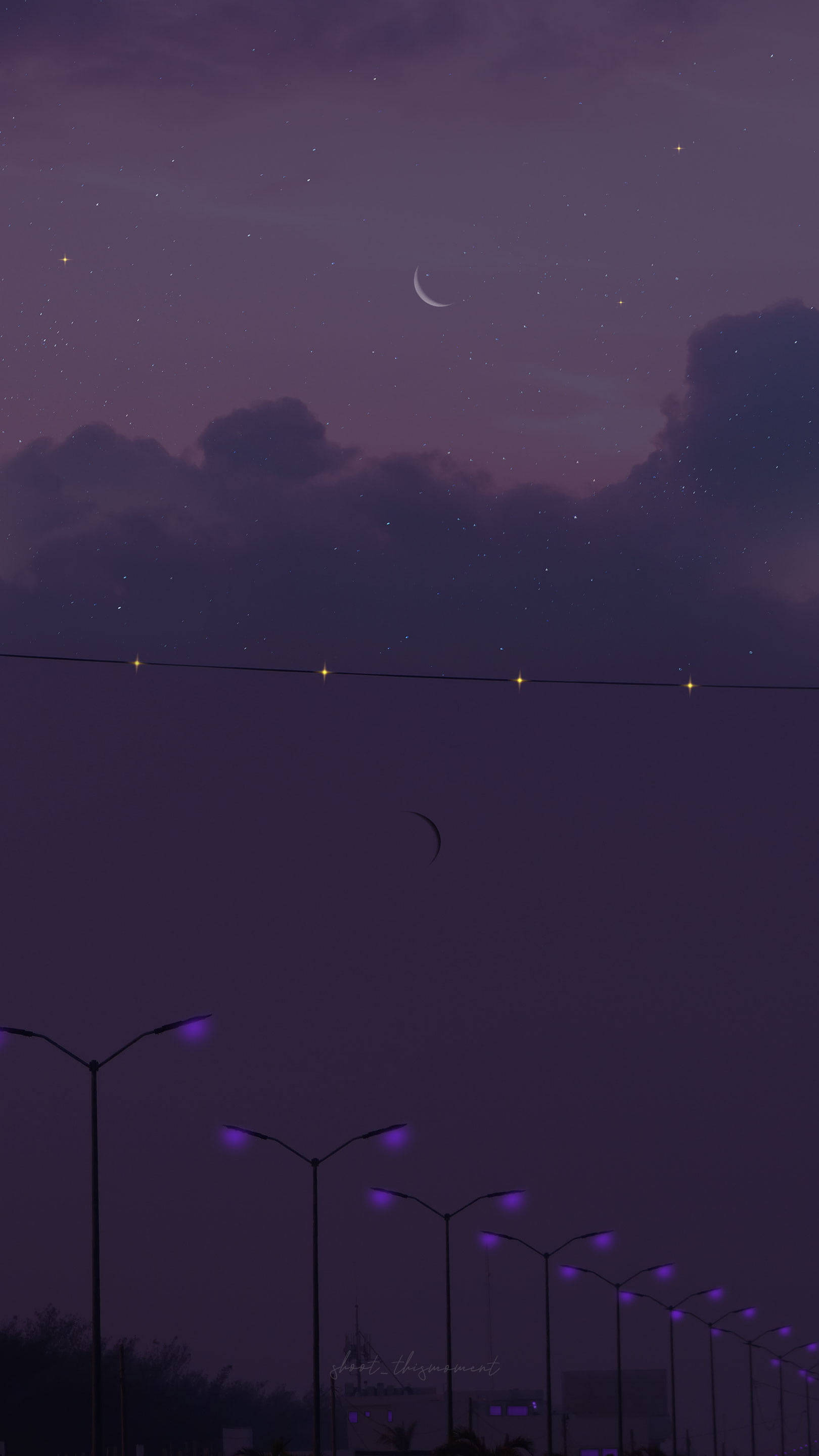 暗紫色美學 桌布 壁紙 — 寧靜的夜景，新月和星星在黑暗雲層下一排發光的紫色街燈上方。