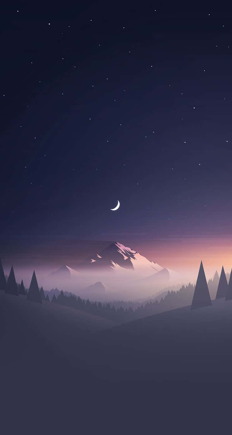 Moon And Stars iPhone 桌布 壁紙 — 寧靜的夜景，新月和星星籠罩在霧氣繚繞的山脈和松樹之上。