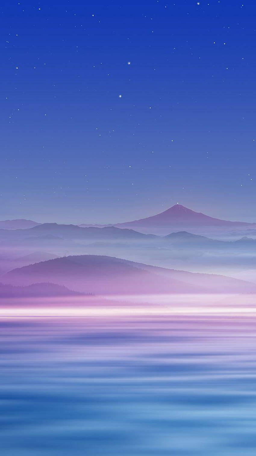 Samsung Galaxy J7 桌布 壁紙 — 寧靜的夜景，星空下霧氣繚繞的紫色山脈倒映在平靜的藍色水面上。