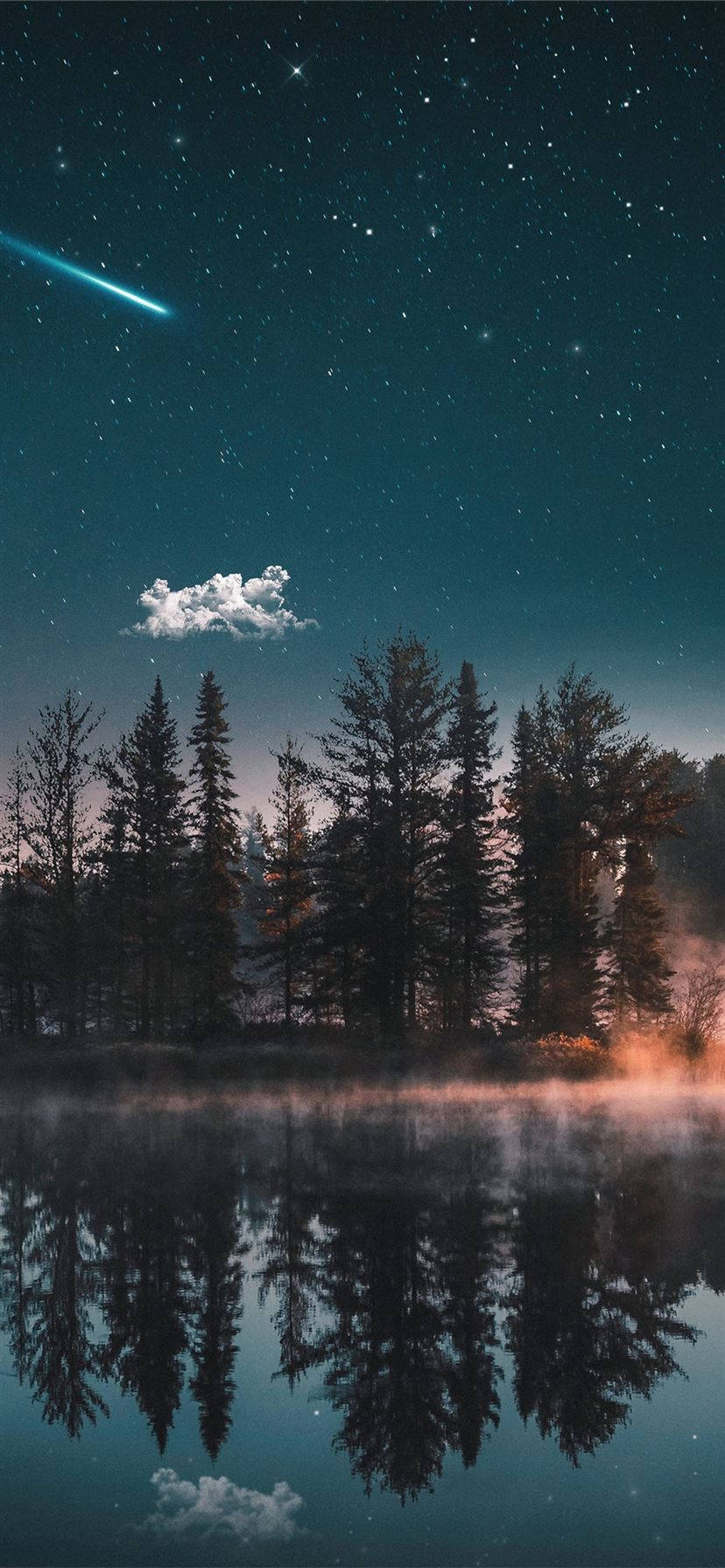 桌布 壁紙 — 寧靜的夜景，星空璀璨，一顆閃爍的彗星劃過霧氣瀰漫的森林，倒映在平靜的水面上。