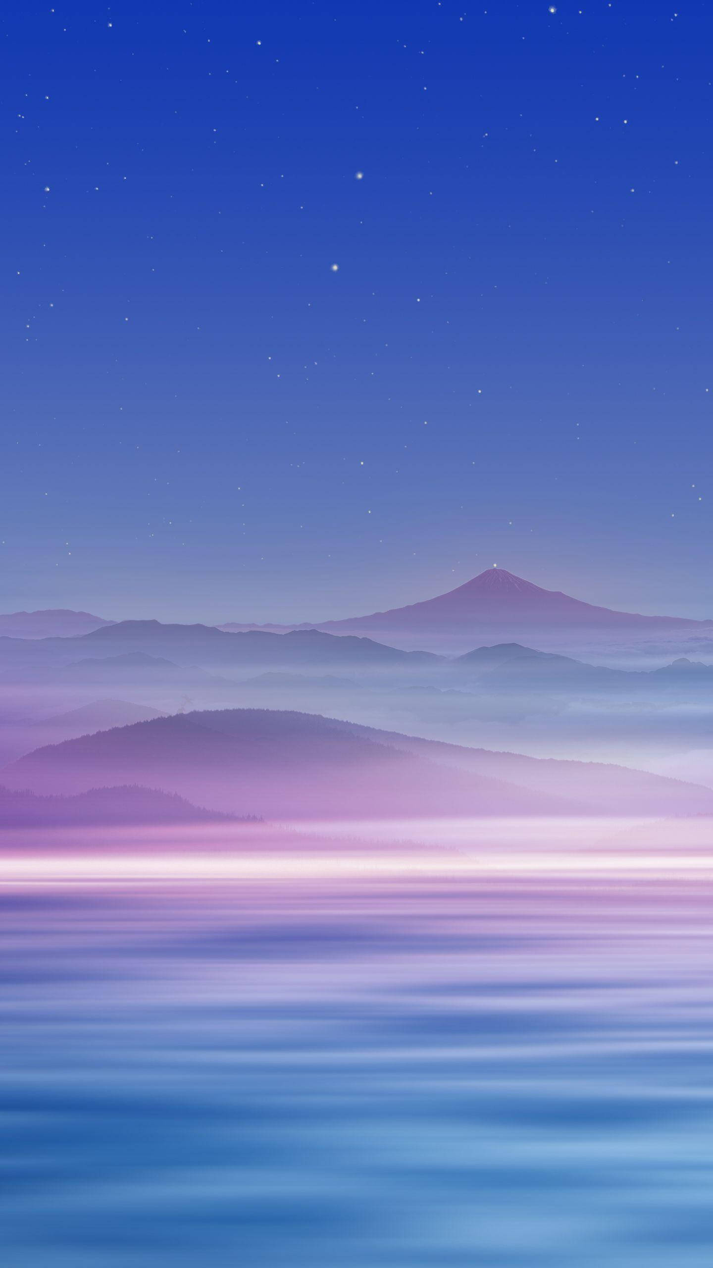 Edge 桌布 壁紙 — 寧靜的夜景，星空籠罩著薄霧山巒，平靜的水面映照出柔和的紫色和藍色調。