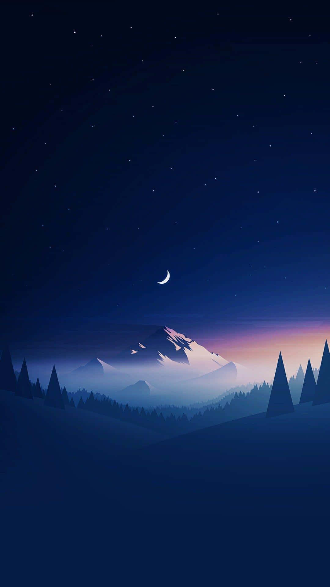 桌布 壁紙 — 寧靜的夜景，深藍色天空下，新月和星星籠罩著霧氣繚繞的山巒和松樹。