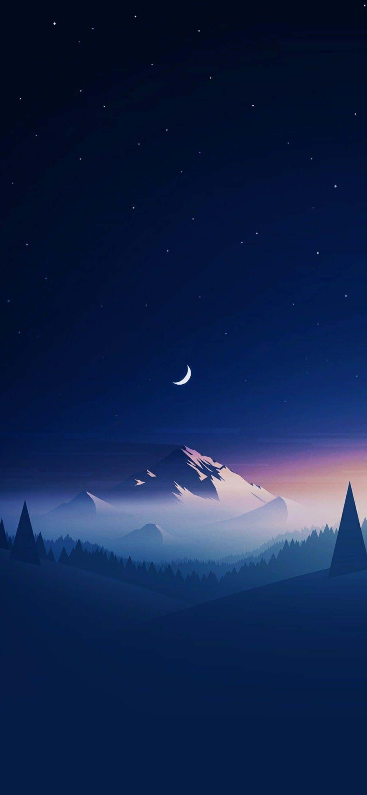 酷炫iPhone 桌布 壁紙 — 寧靜的夜景，深藍色天空下，新月和星星籠罩在霧氣繚繞的山巒和松樹之上。