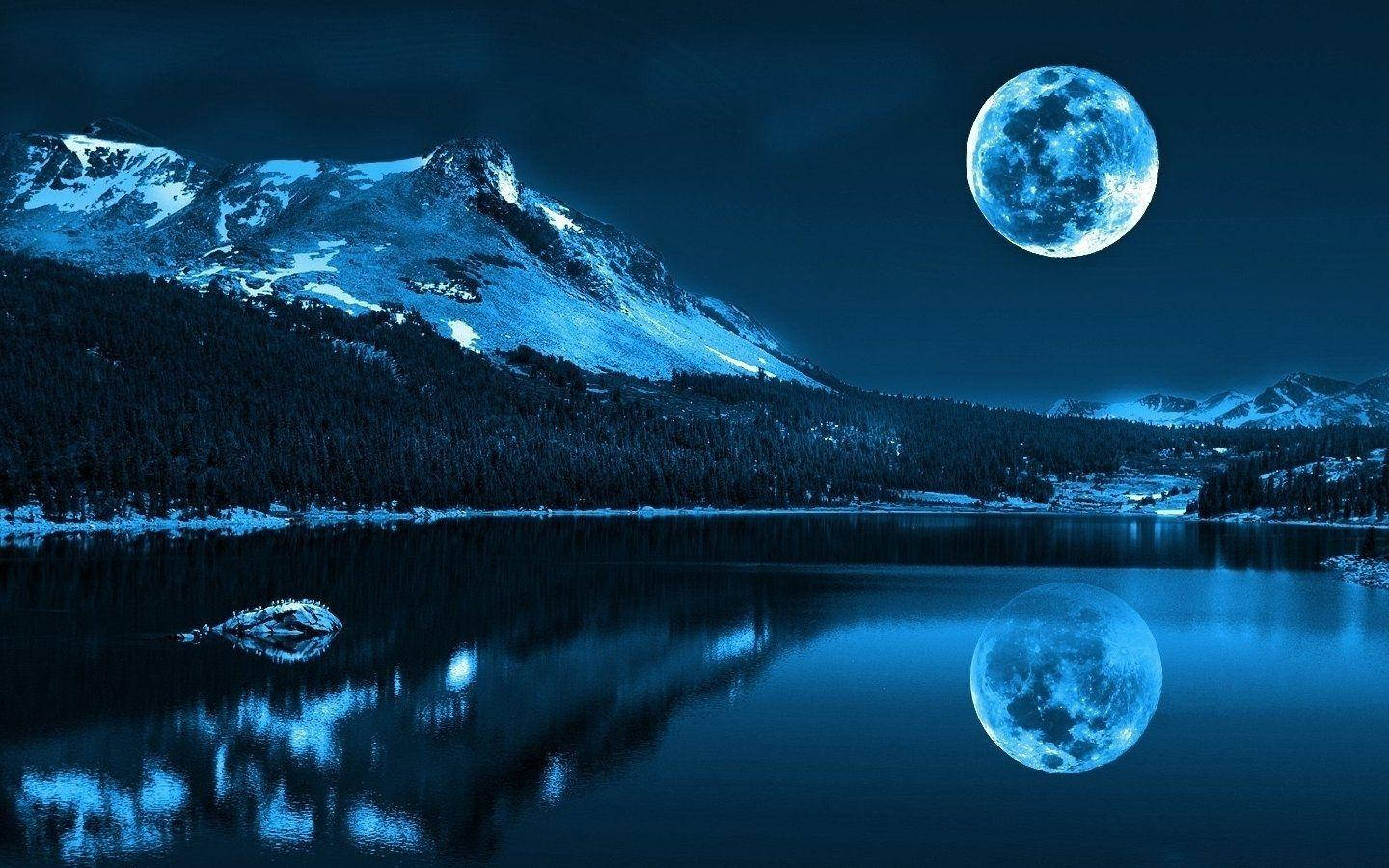 Lake 桌布 壁紙 — 寧靜的夜景，滿月完美地倒映在平靜的湖面上，周圍是白雪覆蓋的山脈。