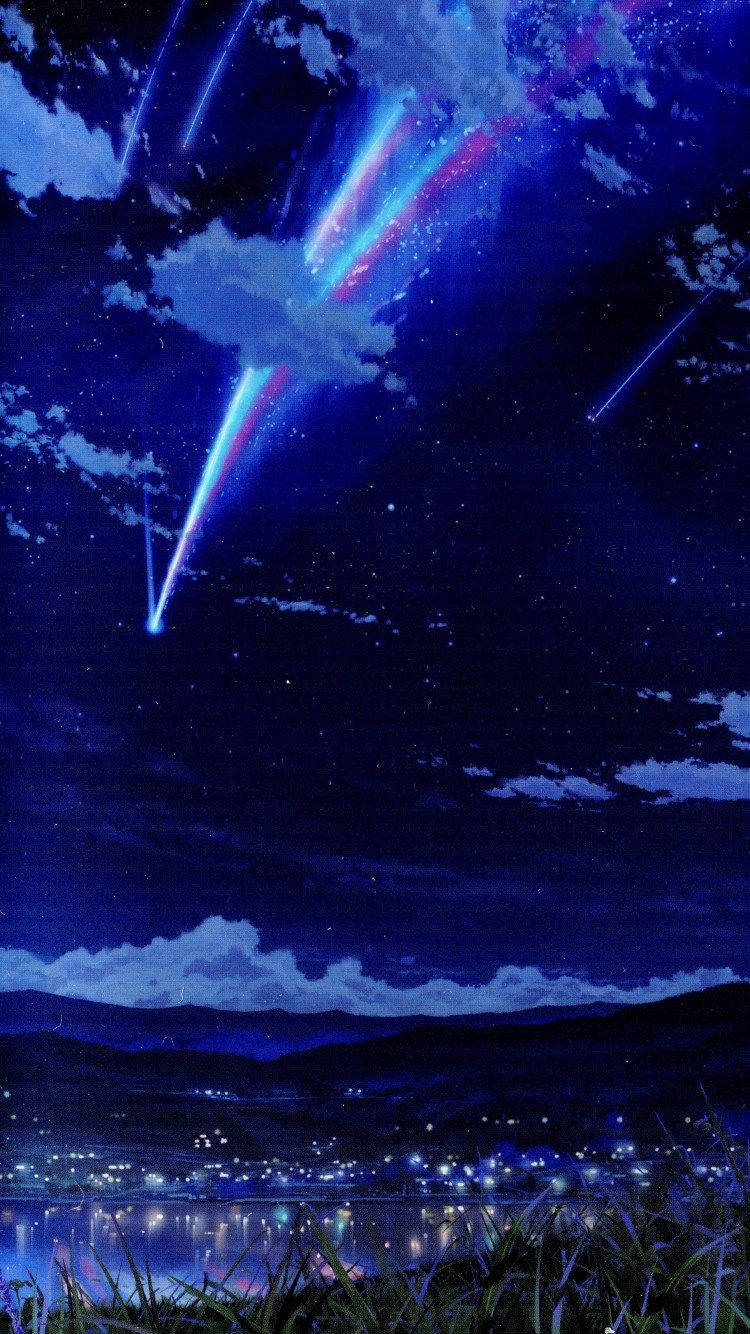 你的名字 桌布 壁紙 — 寧靜的夜景，發光流星劃過星空，映照在湖面和遠處城鎮燈光上。