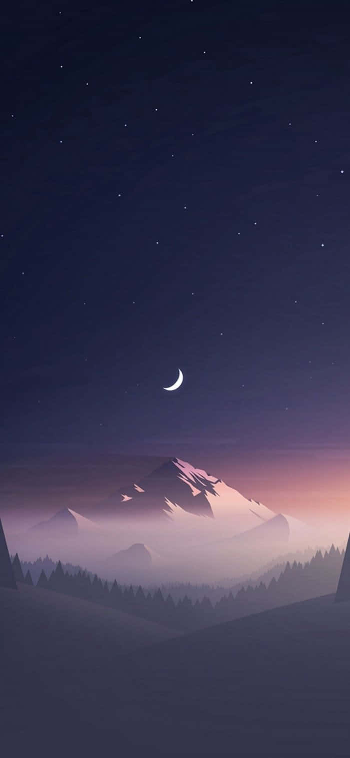 日落 桌布 壁紙 — 寧靜的夜景，紫色天空下，新月和星星籠罩在霧氣繚繞的山巒和森林之上。