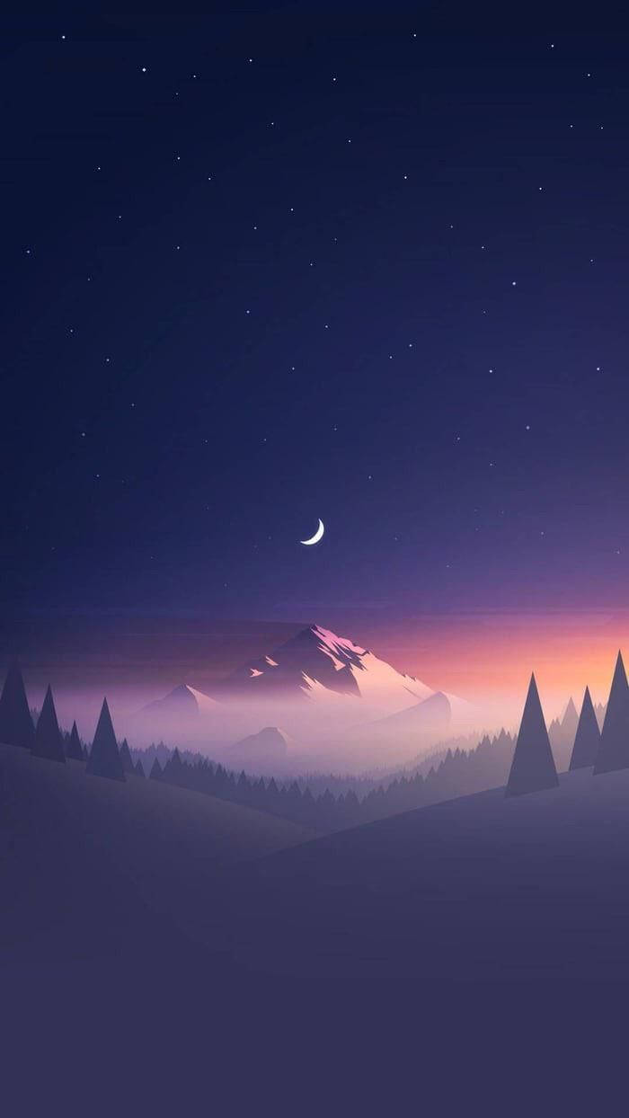 Chill 桌布 壁紙 — 寧靜的夜景，紫色漸變天空下，新月和星星籠罩著霧氣繚繞的山巒和松樹。