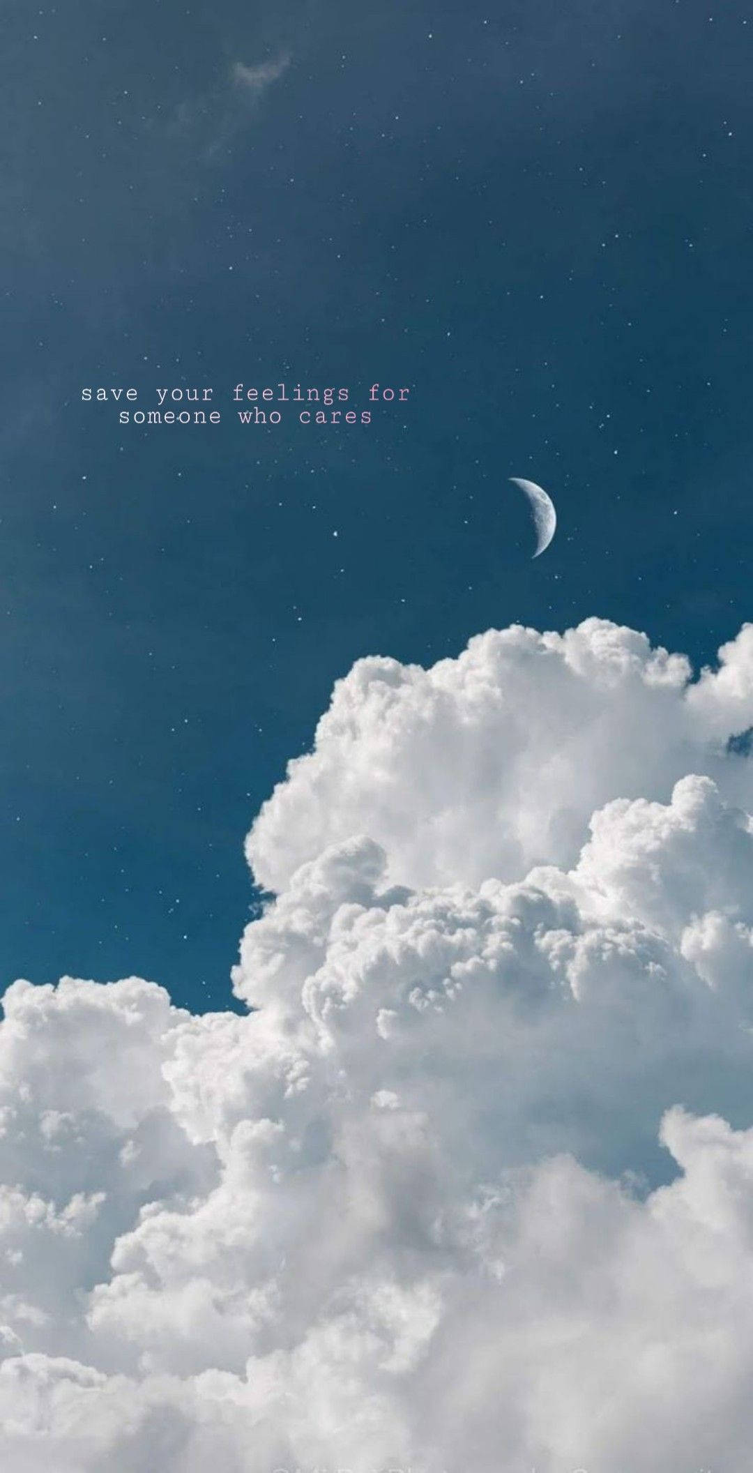 moon quotes 桌布 壁紙 — 寧靜的夜空，一彎新月和星星在 fluffy 白色雲朵之上，帶有鼓舞人心的文字疊加。