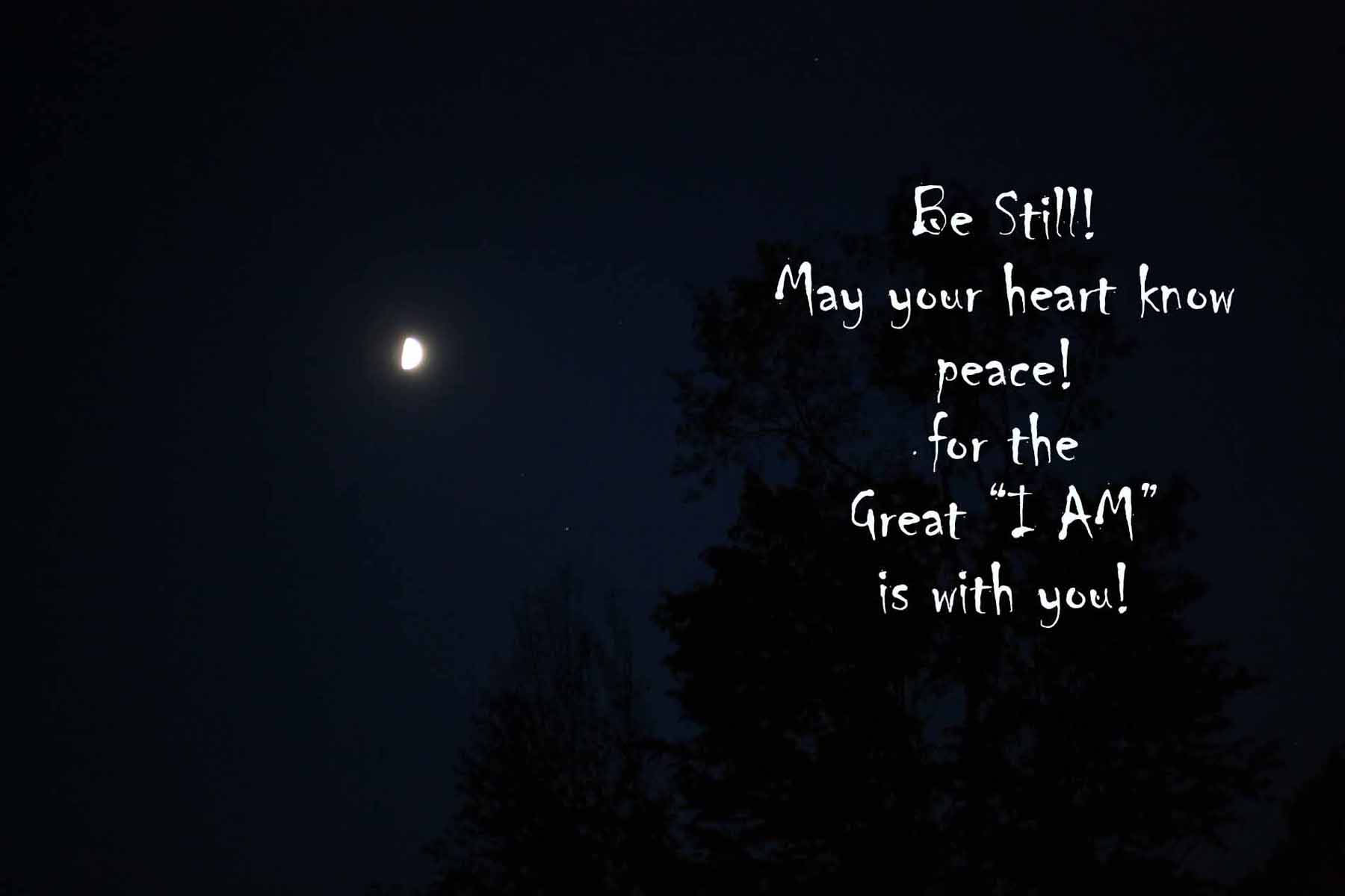 moon quotes 桌布 壁紙 — 寧靜的夜空，一彎新月在剪影樹木上方閃耀，勵志文字柔和發光。