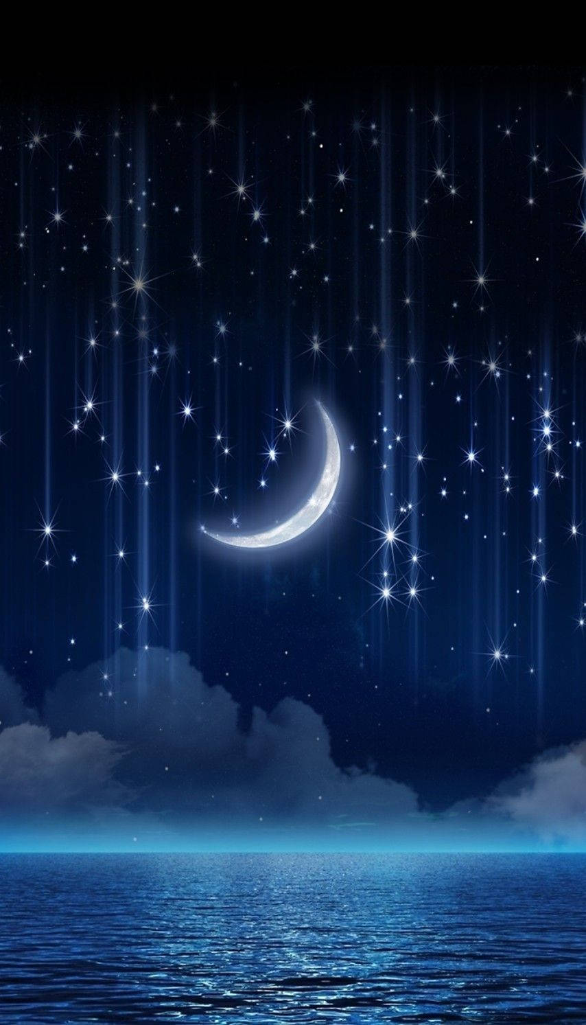 Aesthetic Dark Blue 桌布 壁紙 — 寧靜的夜空，一彎發光的弦月與閃爍的星星，在柔和雲層下平靜的海洋之上。
