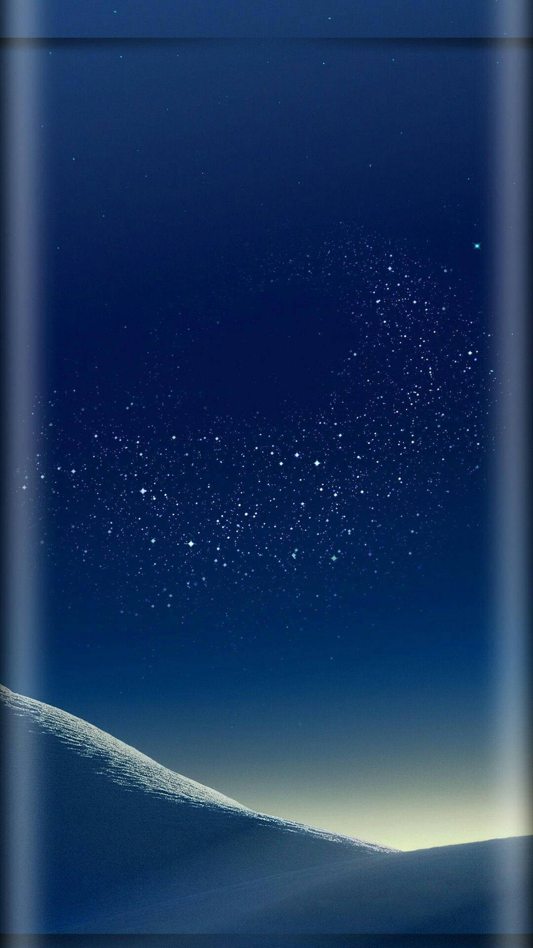 Blue Sky 桌布 壁紙 — 寧靜的夜空，佈滿閃爍的星星，上方是柔和照亮的積雪山脊。