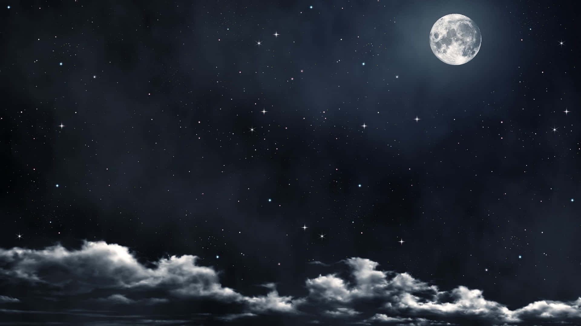 Sky Clouds 桌布 壁紙 — 寧靜的夜空，佈滿閃爍的星星和一輪明亮的滿月，高聳在蓬鬆的白雲之上。