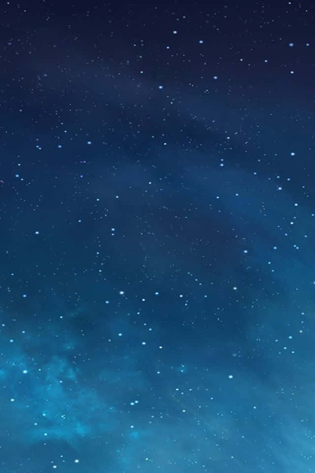 iOS 4 桌布 壁紙 — 寧靜的夜空，佈滿閃爍的星星和柔和的藍色星雲雲層，橫跨天際。