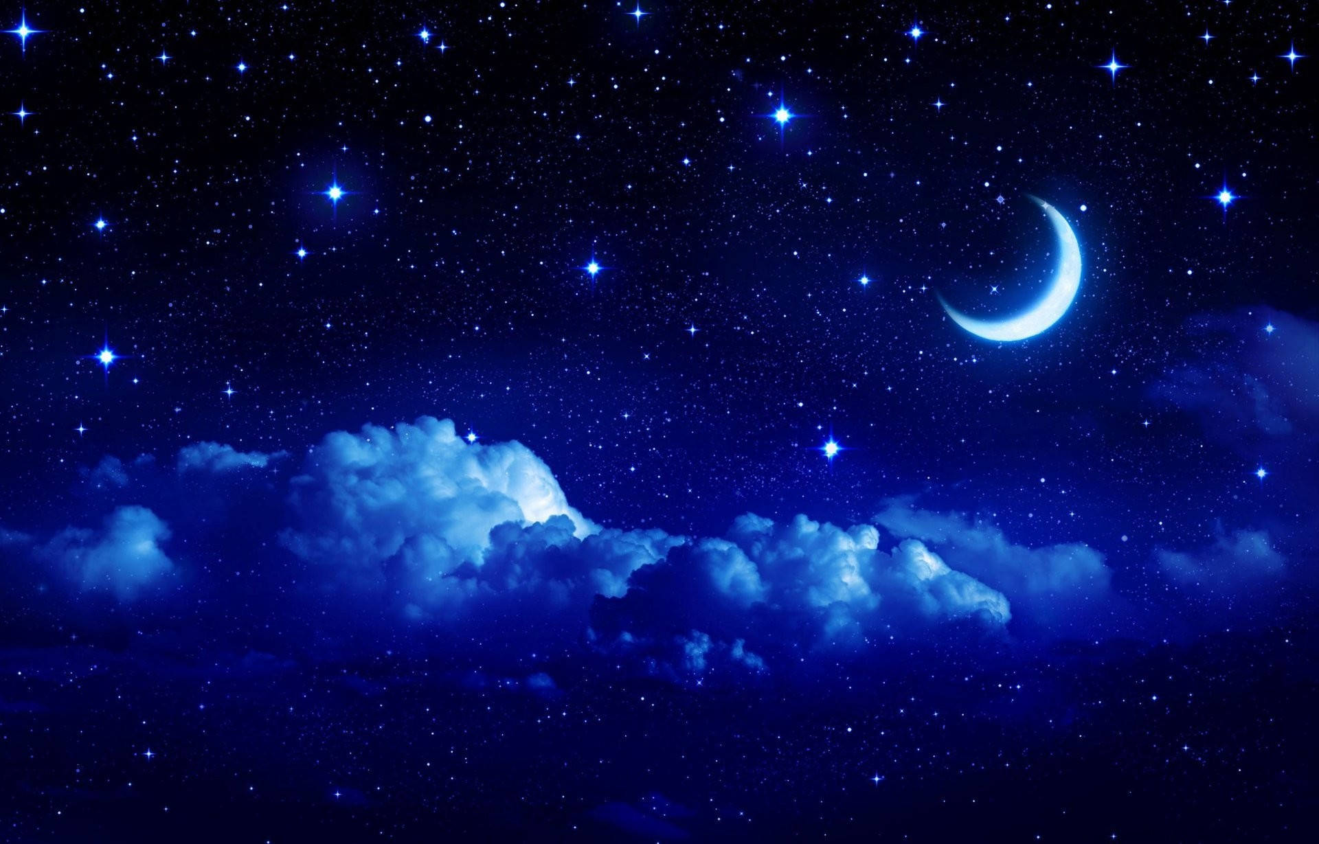月亮與星星 桌布 壁紙 — 寧靜的夜空，佈滿閃爍的星星和發光的彎月，在柔軟的藍色雲層之上。