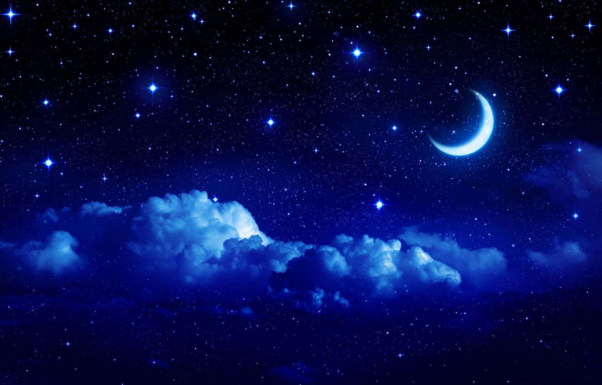 月亮與星星 桌布 壁紙 — 寧靜的夜空，佈滿閃爍的星星和發光的彎月，漂浮在柔和的藍色雲層之上。