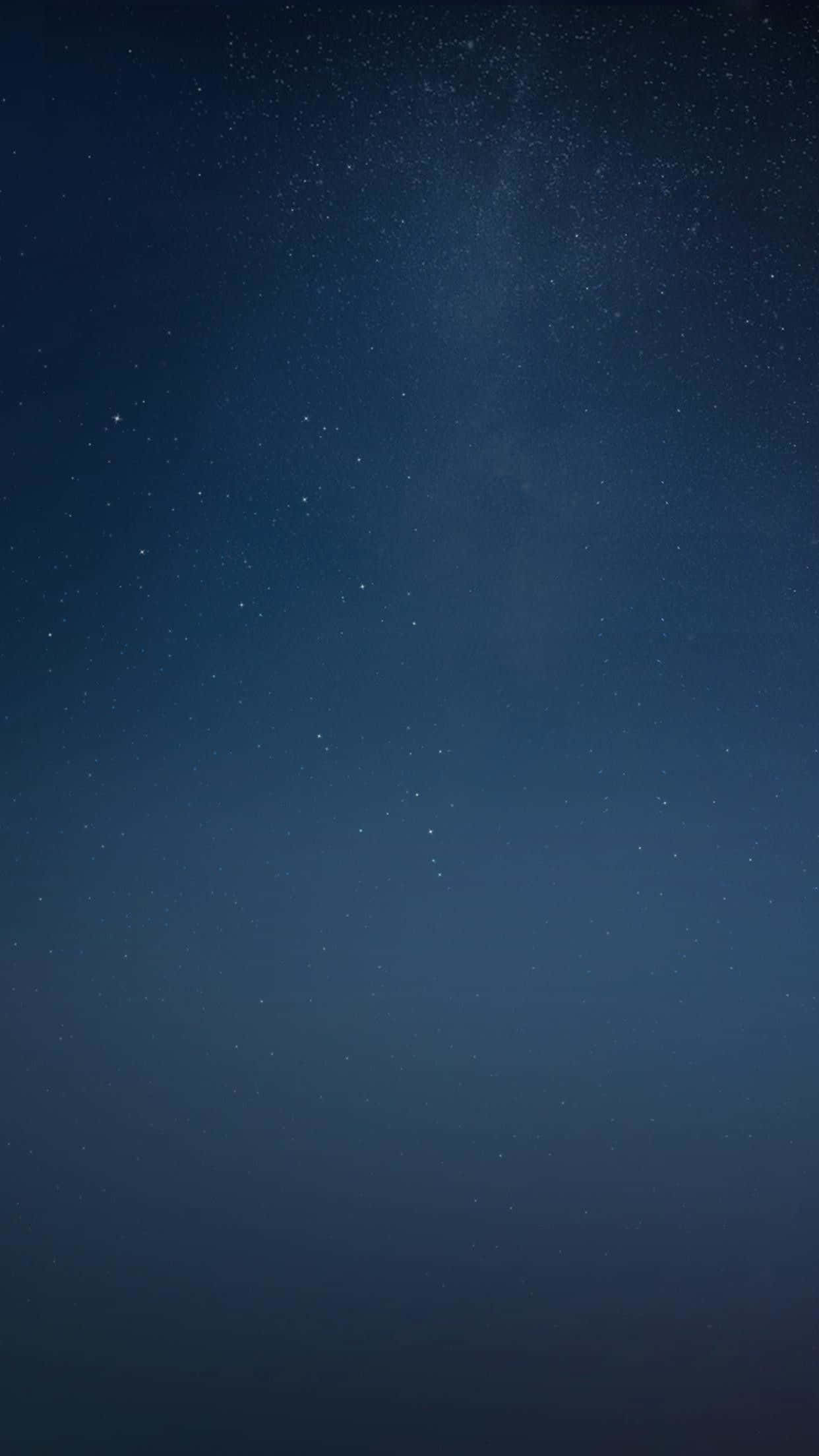 桌布 壁紙 — 寧靜的夜空，充滿無數星星和微弱的銀河光芒，襯托著深藍色漸變背景。