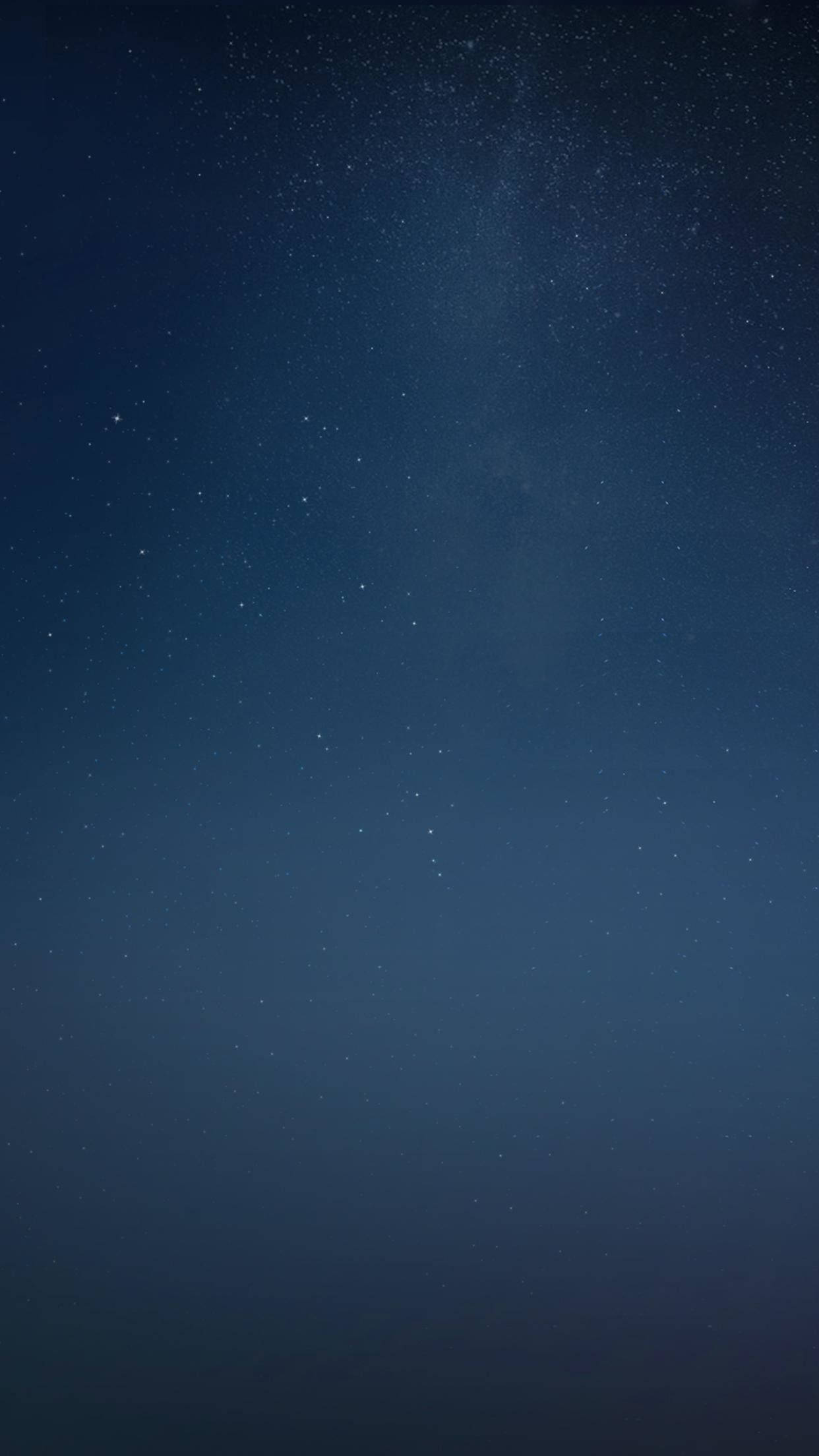 Navy Blue iPhone 桌布 壁紙 — 寧靜的夜空，充滿無數星星和微弱的銀河光芒，映襯著深藍色漸變。