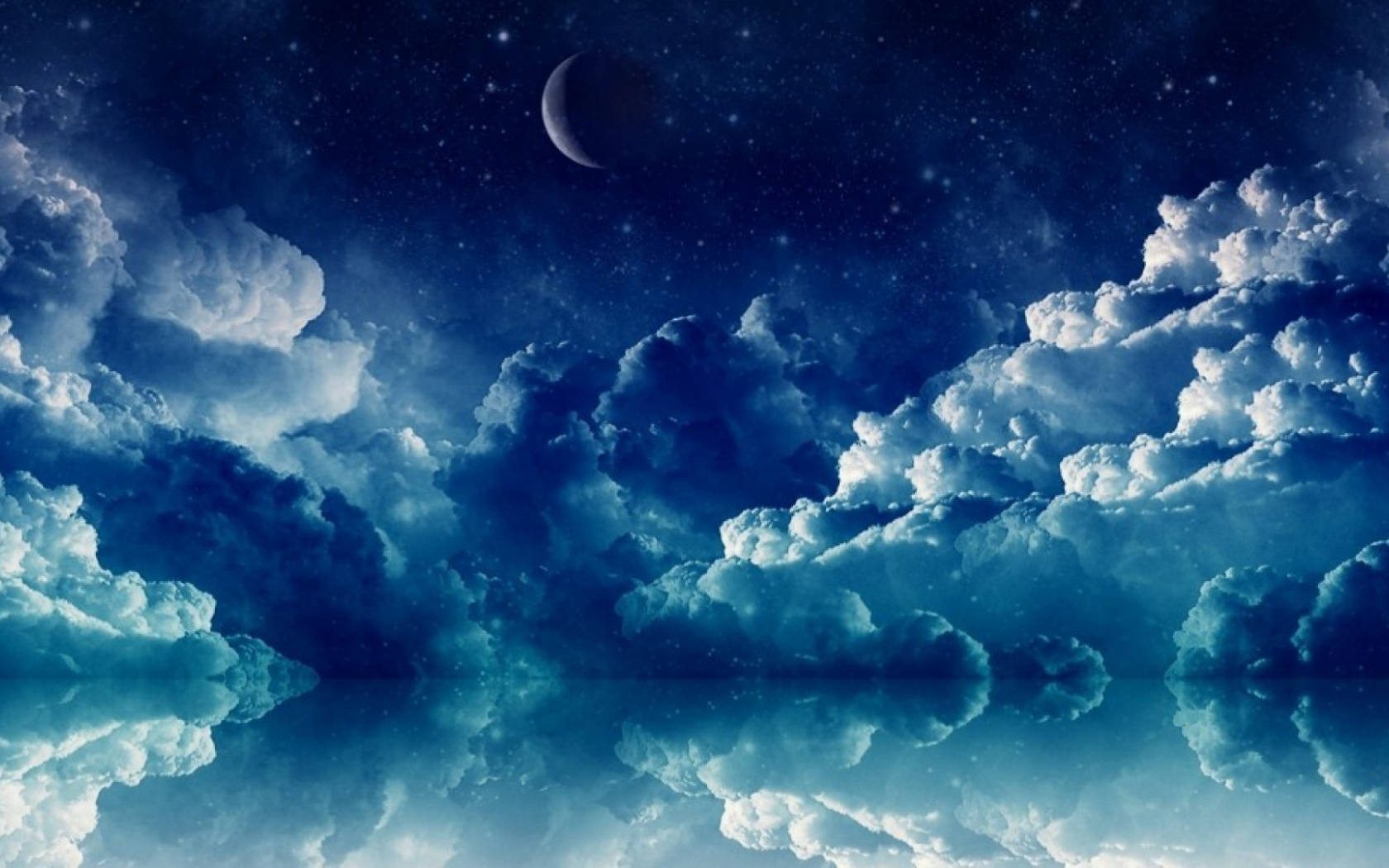 藍色 桌布 壁紙 — 寧靜的夜空，新月和星星完美地倒映在翻滾雲層下的平靜水面上。