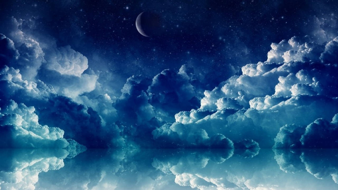 夜空 桌布 壁紙 — 寧靜的夜空，新月和星星完美地倒映在波濤雲層下的平靜水面上。