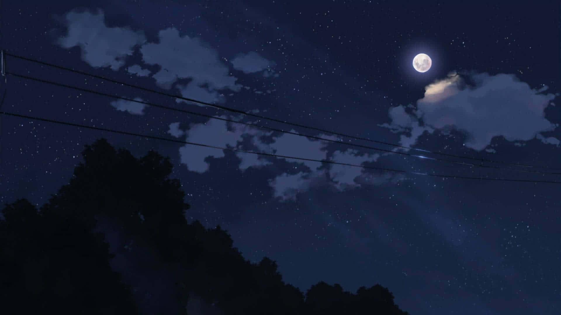 桌布 壁紙 — 寧靜的夜空，明亮的月亮和散落的雲朵在黑暗的樹木剪影和電線上方。