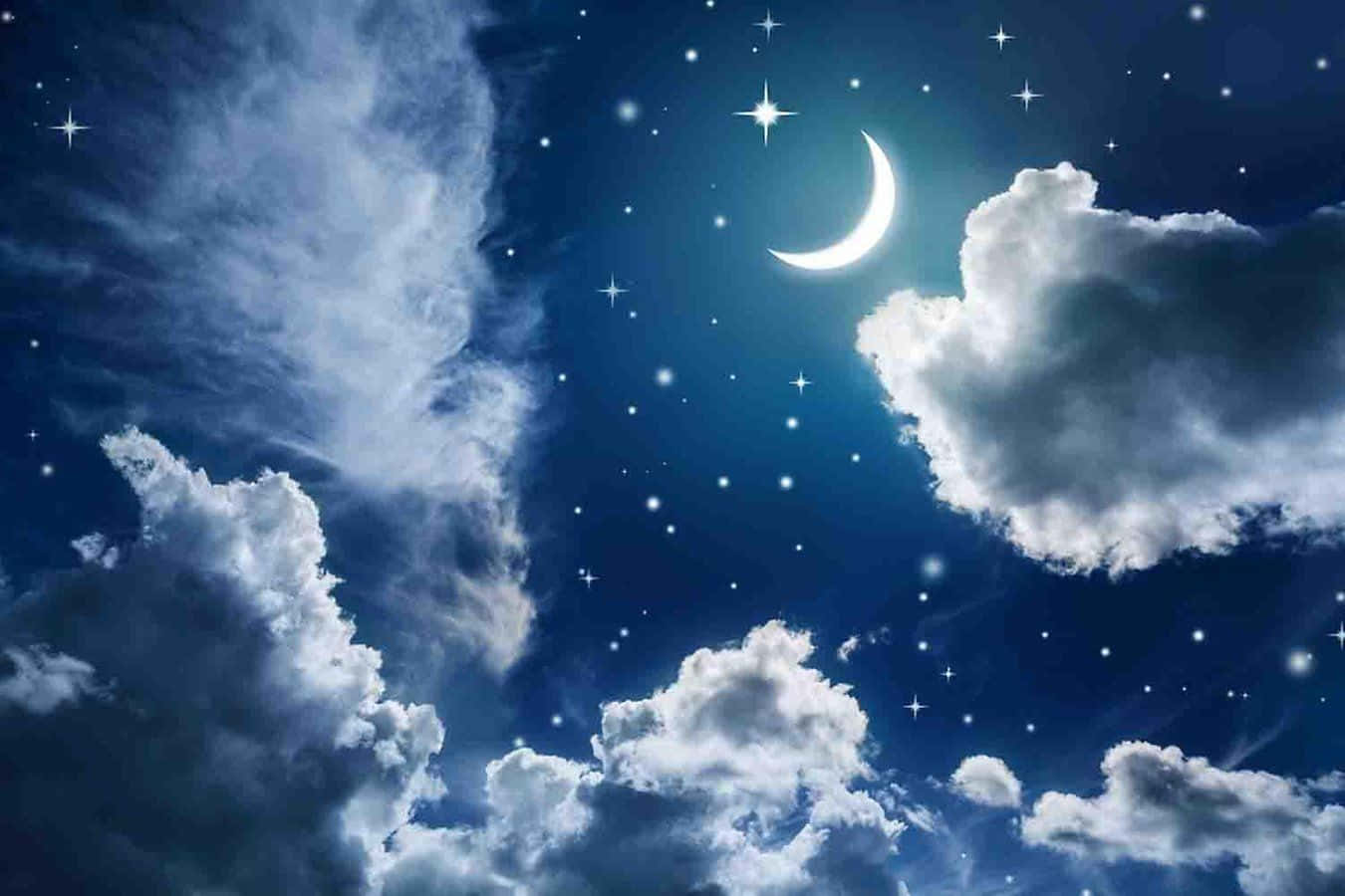 Moonlight 桌布 壁紙 — 寧靜的夜空，滿佈蓬鬆的白色雲朵、發光的彎月，以及閃爍的星星，襯托著深藍色的背景。