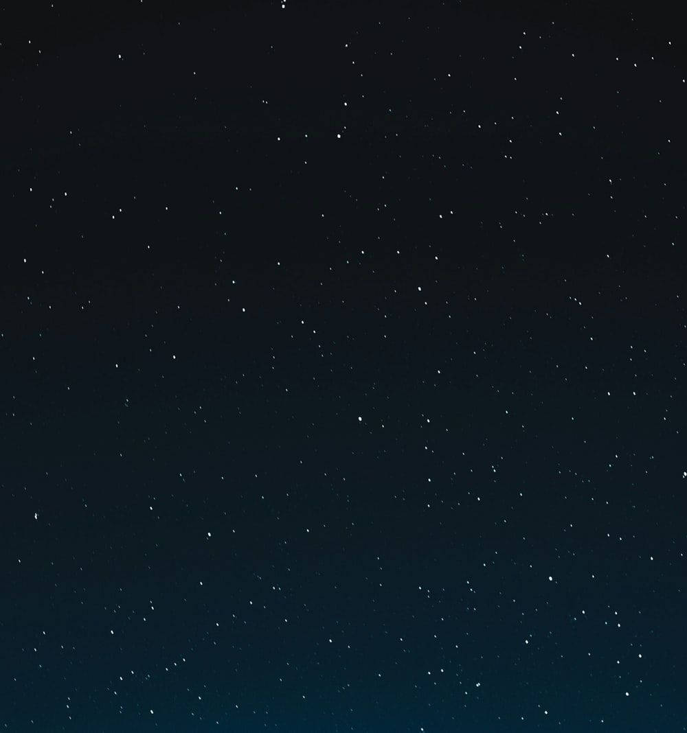 黑色安卓 桌布 壁紙 — 寧靜的夜空，無數閃爍的星星在深靛藍漸變背景上。