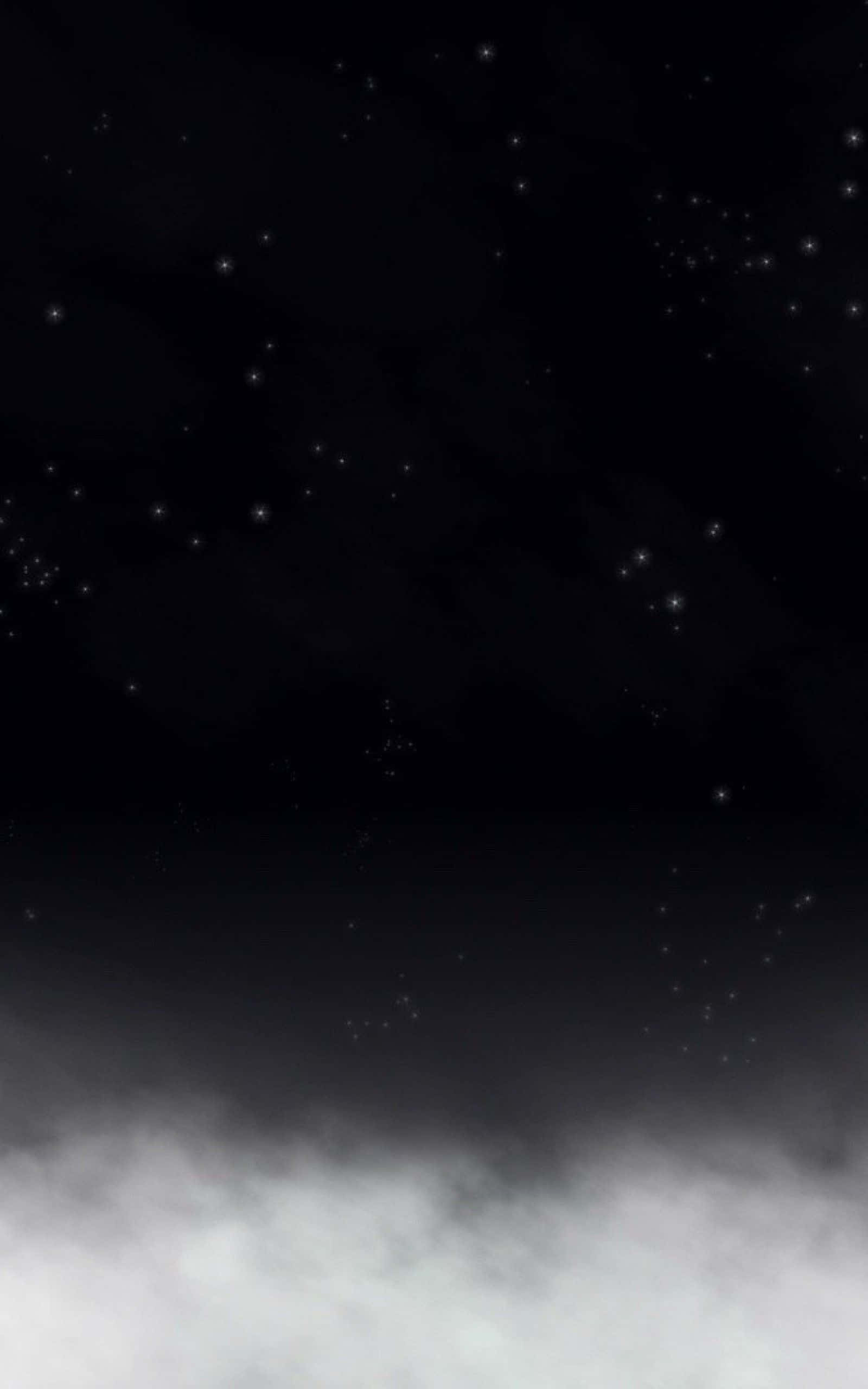 Black Shiny 桌布 壁紙 — 寧靜的夜空，閃爍的星星佈滿在柔和發光的雲層之上。