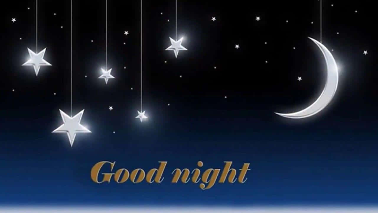 good night animated 桌布 壁紙 — 寧靜的夜空，閃爍的星星和一彎新月懸掛在金色字體的「晚安」訊息上方。