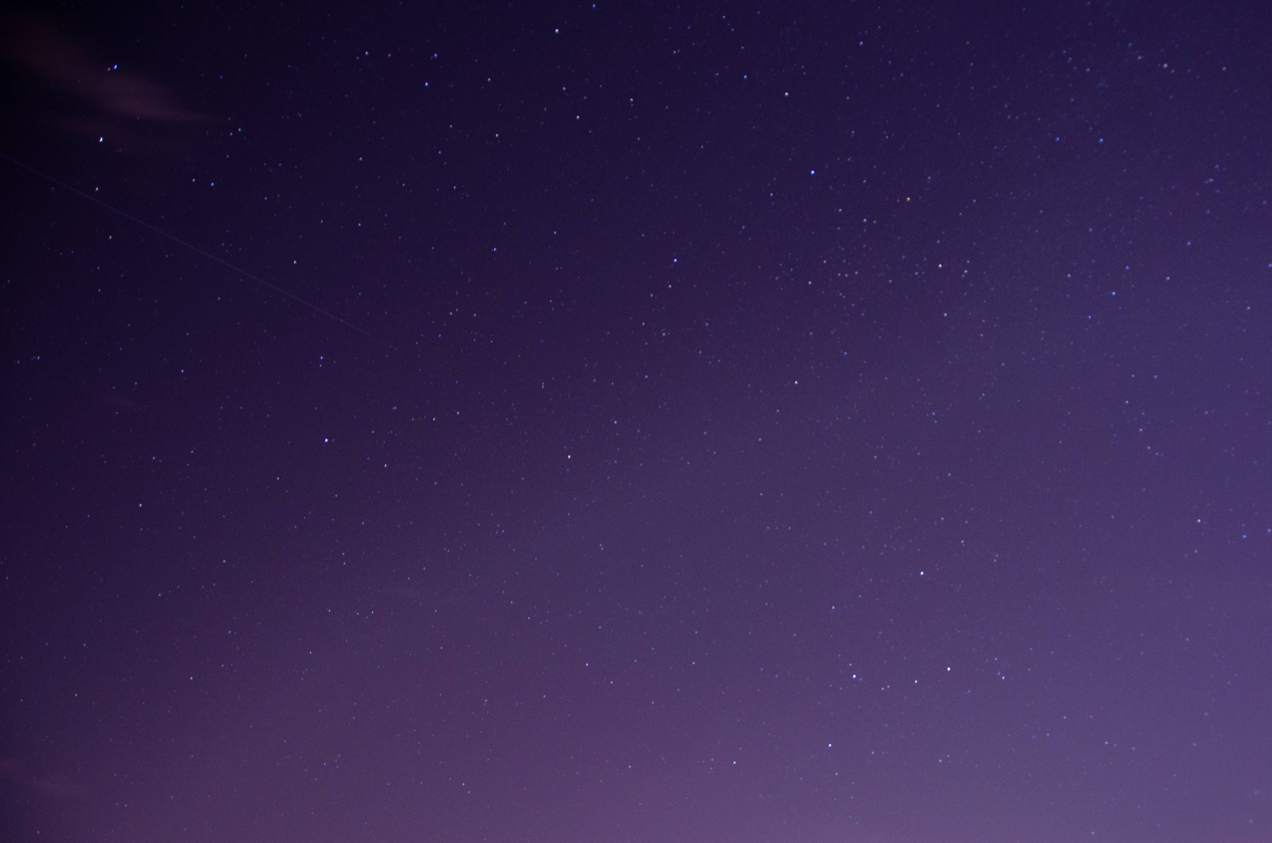 紫色夜空 桌布 壁紙 — 寧靜的夜空，點綴著閃爍的星星，背景是深紫色漸變。