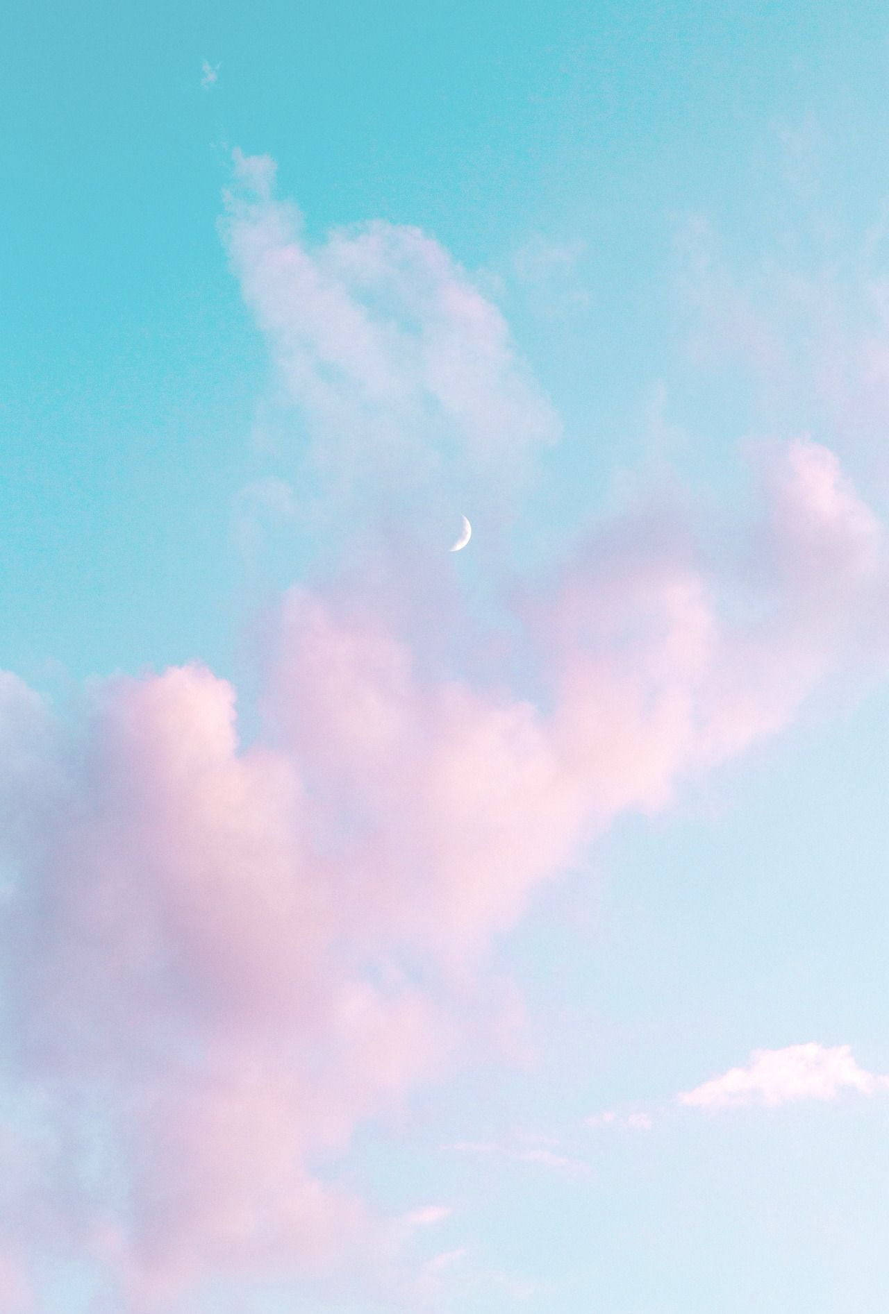 月光 桌布 壁紙 — 寧靜的天空，帶有柔和的粉紅雲朵和精緻的彎月，在粉藍色背景上閃耀。
