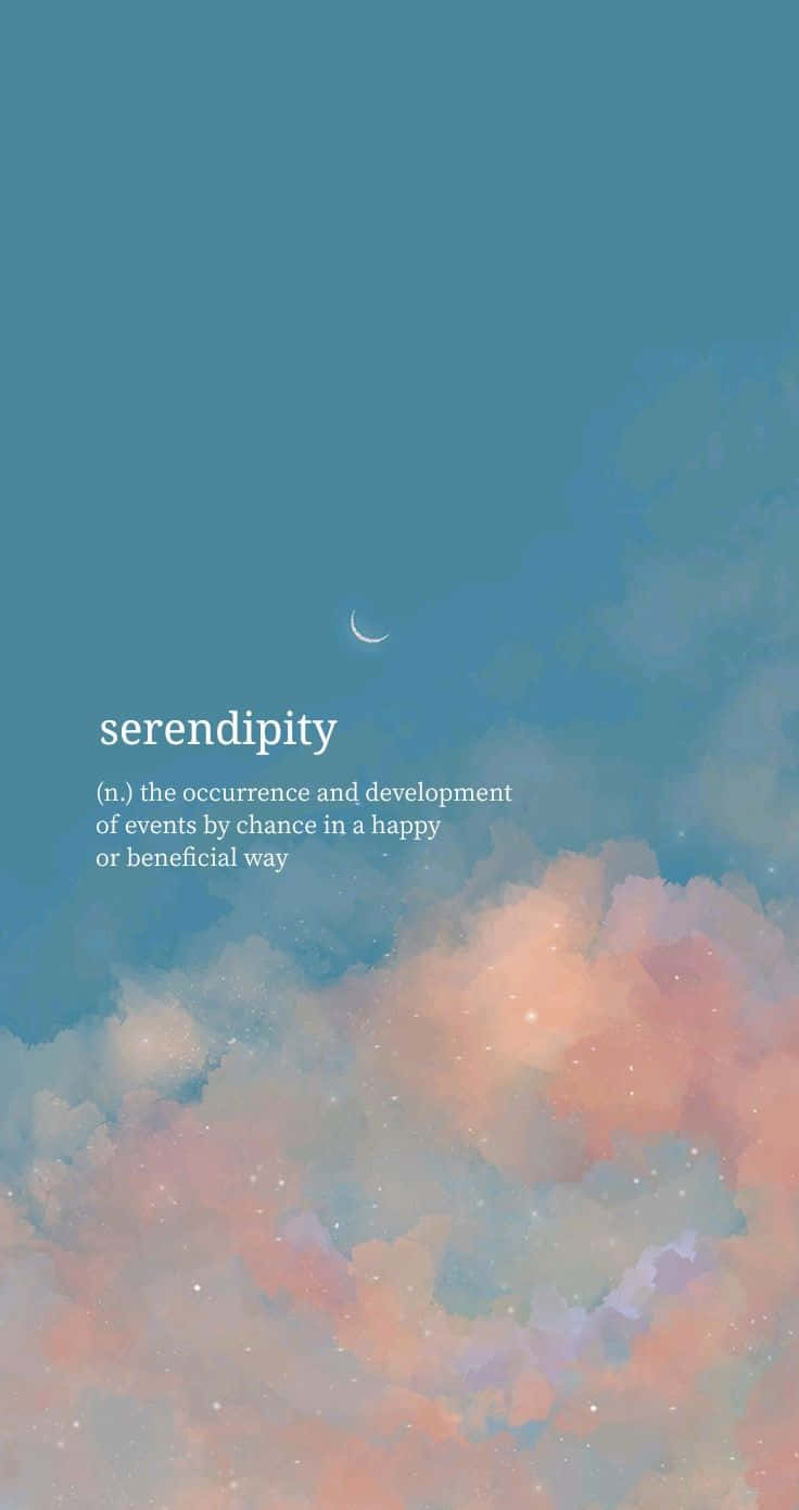雲朵 桌布 壁紙 — 寧靜的天空，帶有粉彩雲朵和一彎新月，上方寫著「serendipity」一詞。