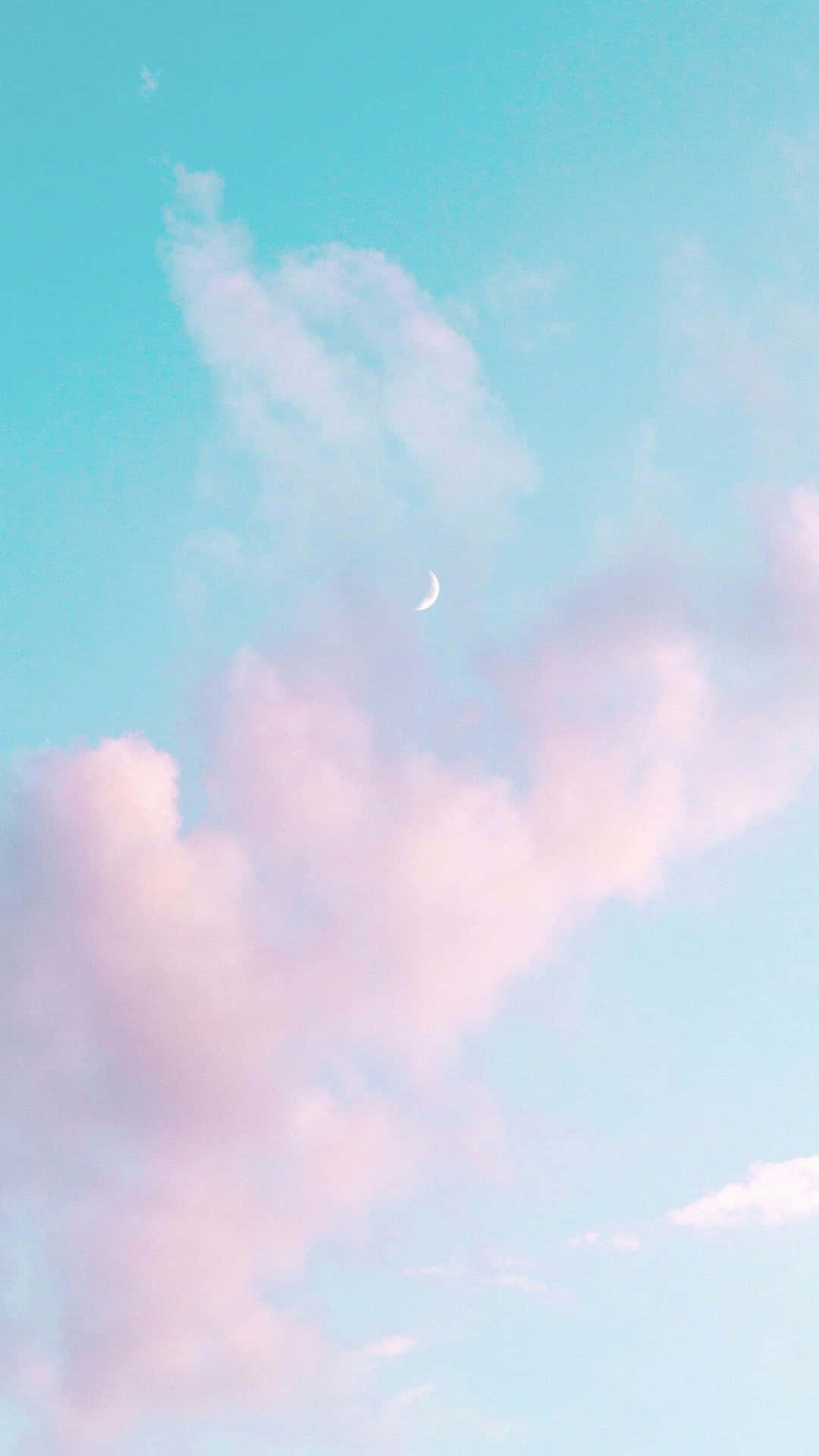 雲朵 桌布 壁紙 — 寧靜的天空，柔和的粉紅雲朵，以及一彎精緻的月牙在粉藍色背景上閃耀。