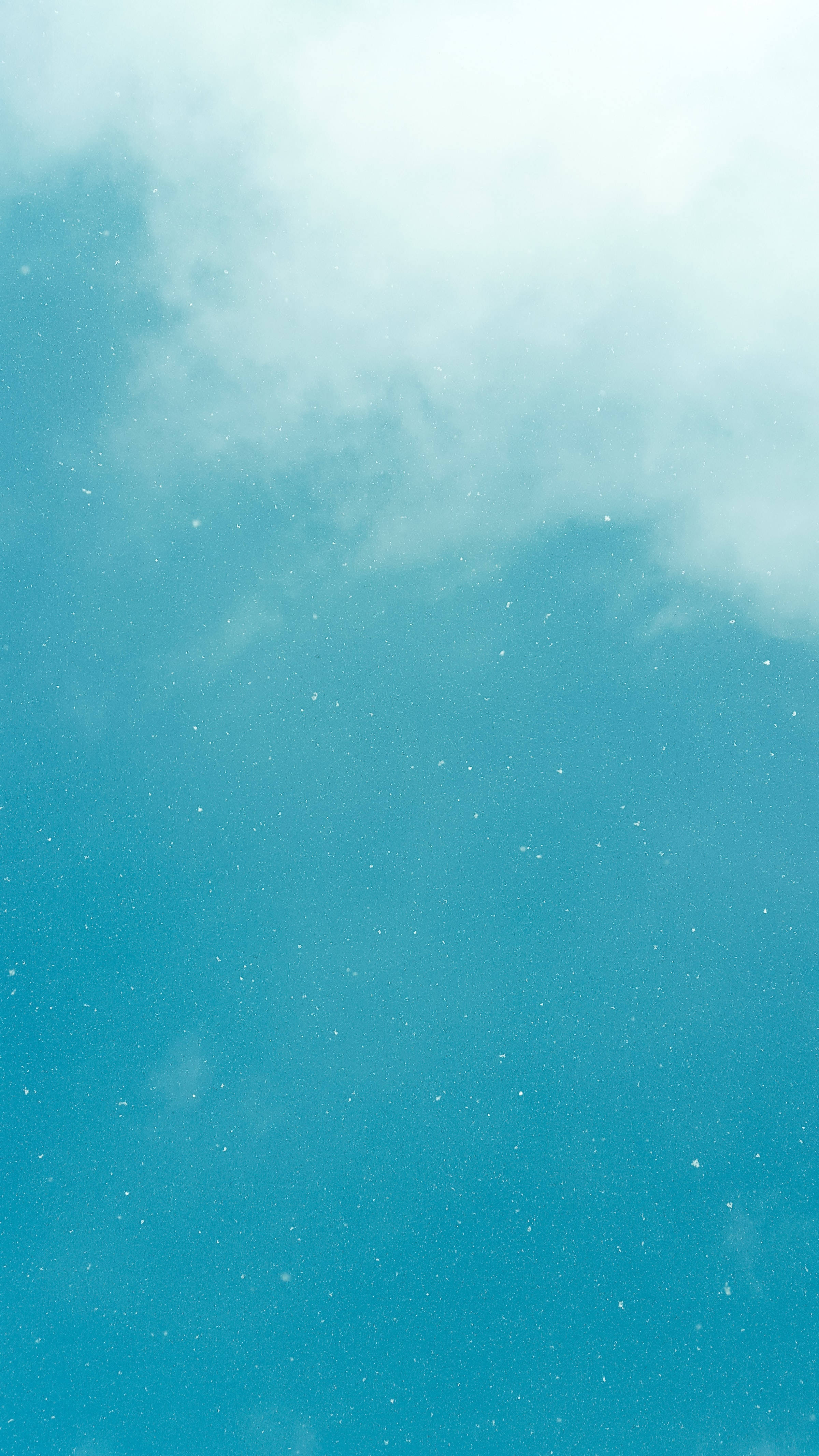 雲朵 桌布 壁紙 — 寧靜的天空，柔軟的白雲在舒緩的藍綠色漸變上飄移。