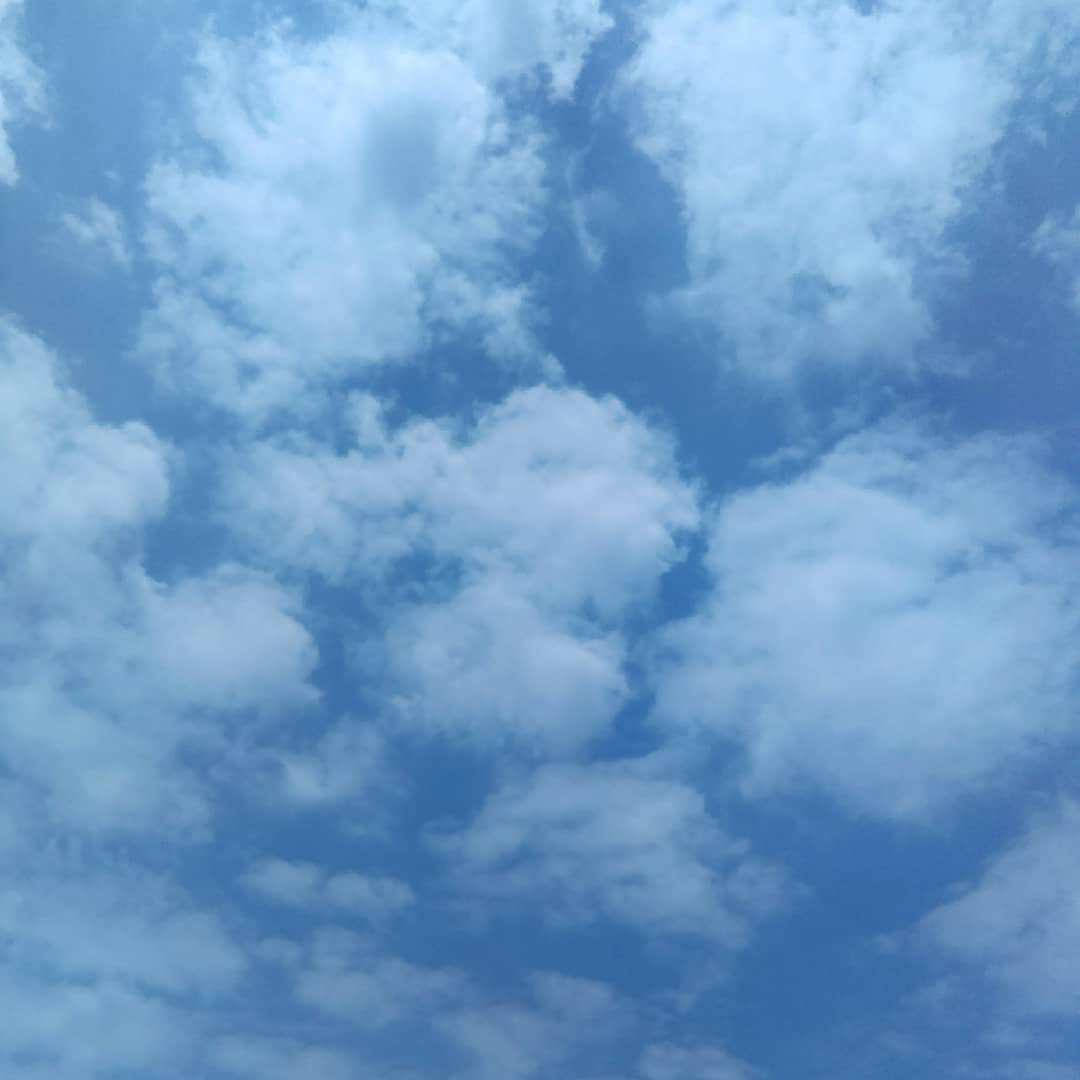 Tumblr 文青風 桌布 壁紙 — 寧靜的天空中，柔軟的白雲在充滿活力的藍色畫布上飄移。