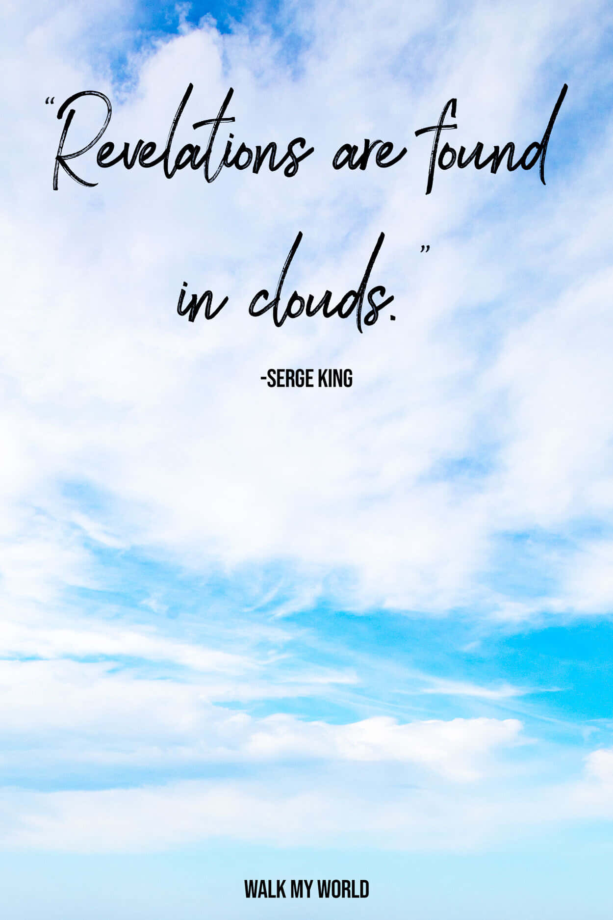 Positive Quotes 桌布 壁紙 — 寧靜的天空中飄著縷縷雲彩，上面寫著 Serge King 的名言「啟示存在於雲中」。
