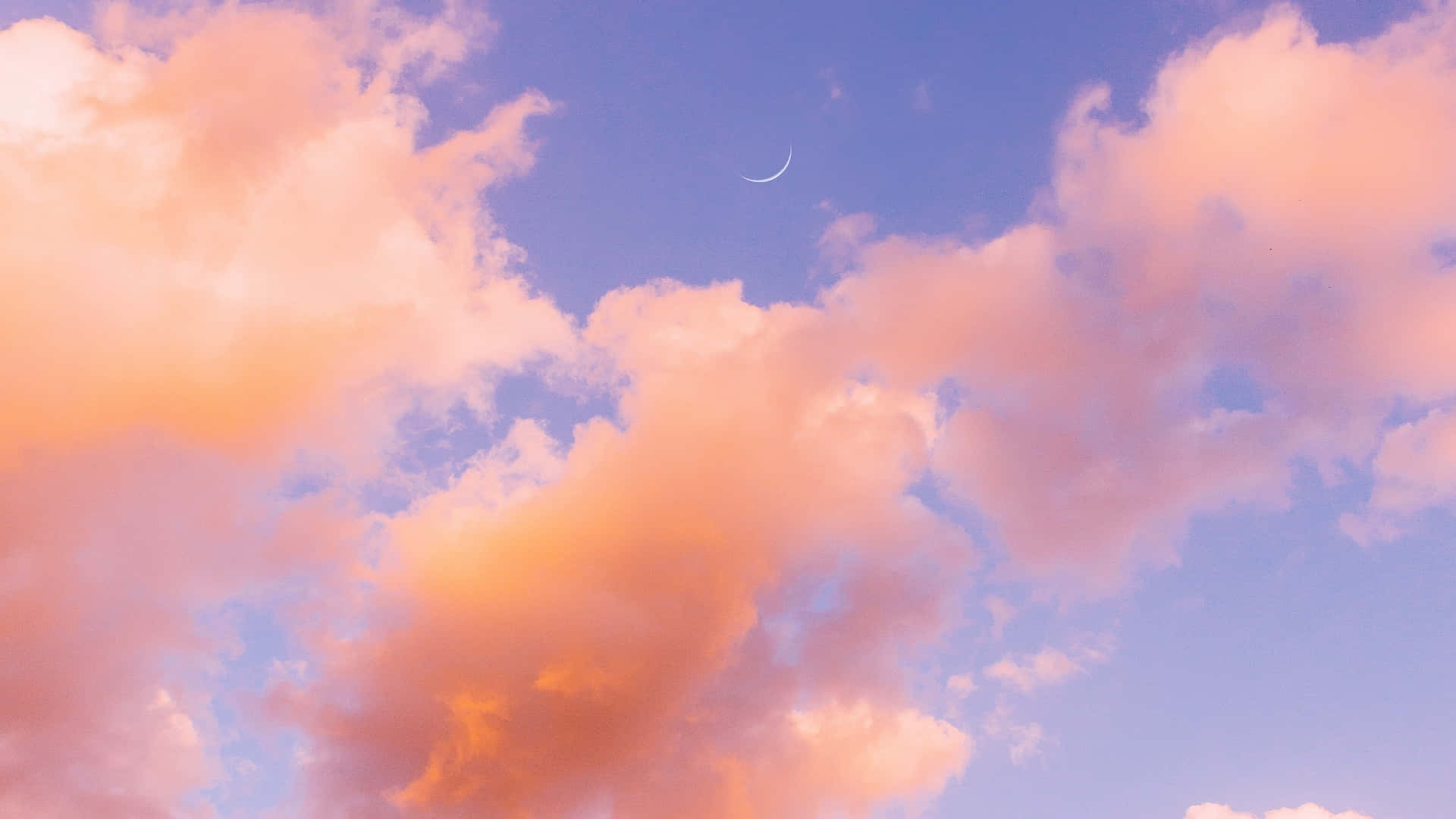 雲朵 桌布 壁紙 — 寧靜的天空塗上柔和的粉紅和橙色雲彩，一彎纖細的月牙懸掛其上。