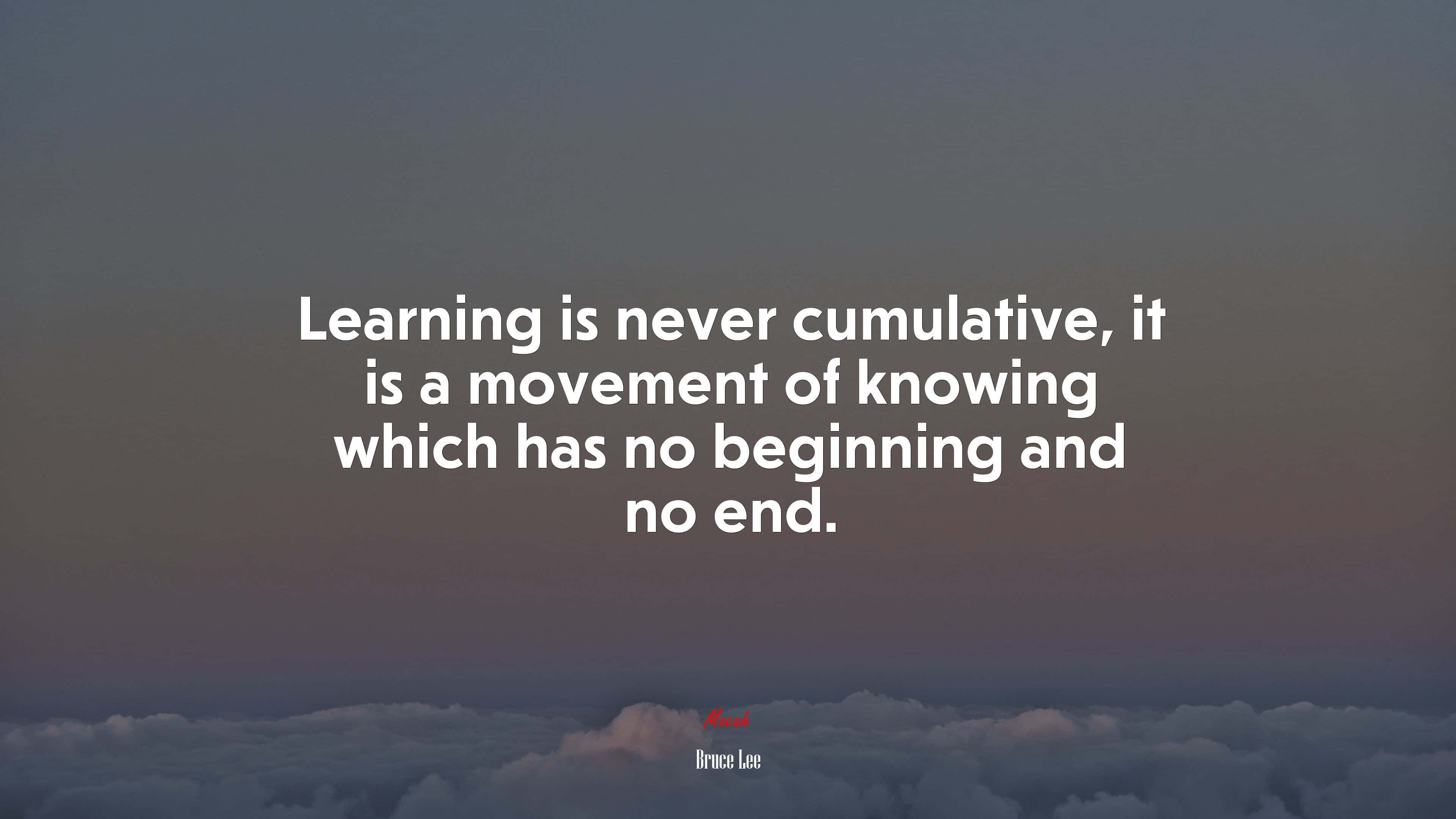 Learning 桌布 壁紙 — 寧靜的天空帶有柔和漸變色調，框住了李小龍的一句名言，在黃昏時飄浮在蓬鬆的雲層之上。