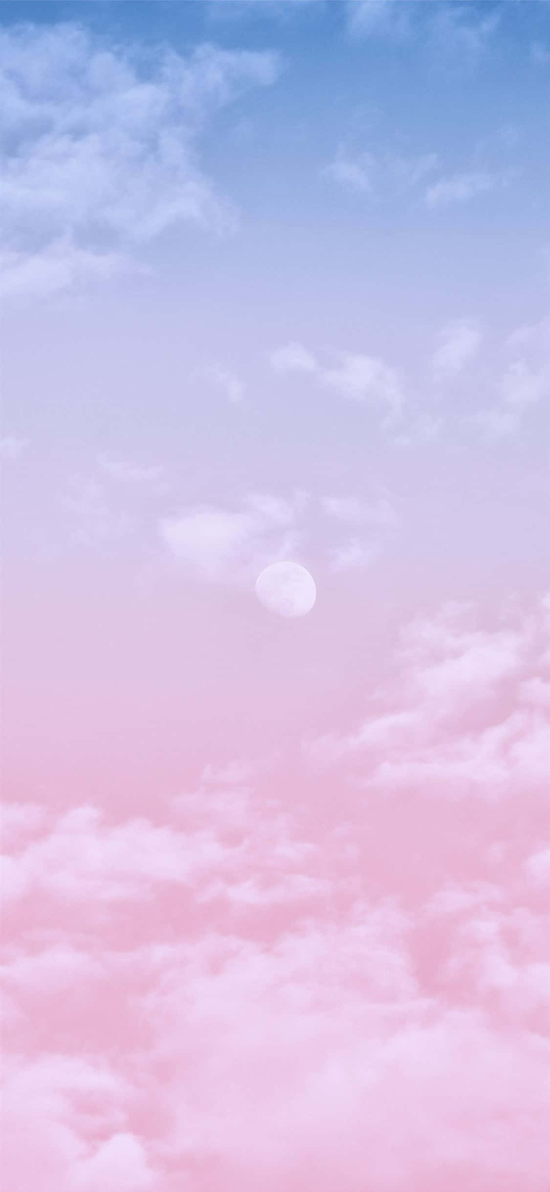 Pink And Blue Clouds 桌布 壁紙 — 寧靜的天空從柔和的粉紅雲朵過渡到藍色，一輪蒼白的月亮懸浮其上。